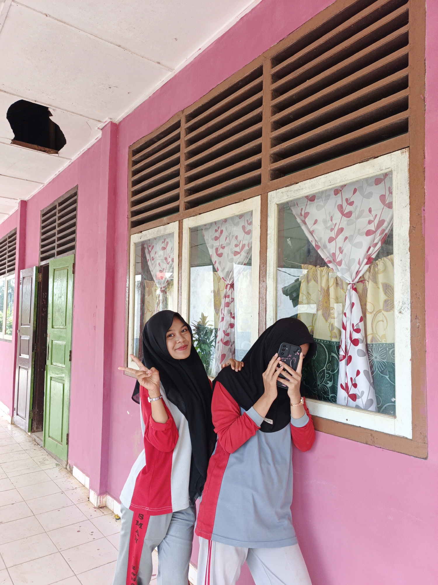 School morning in Tanjung Setia: uniforms, phones, and downtime