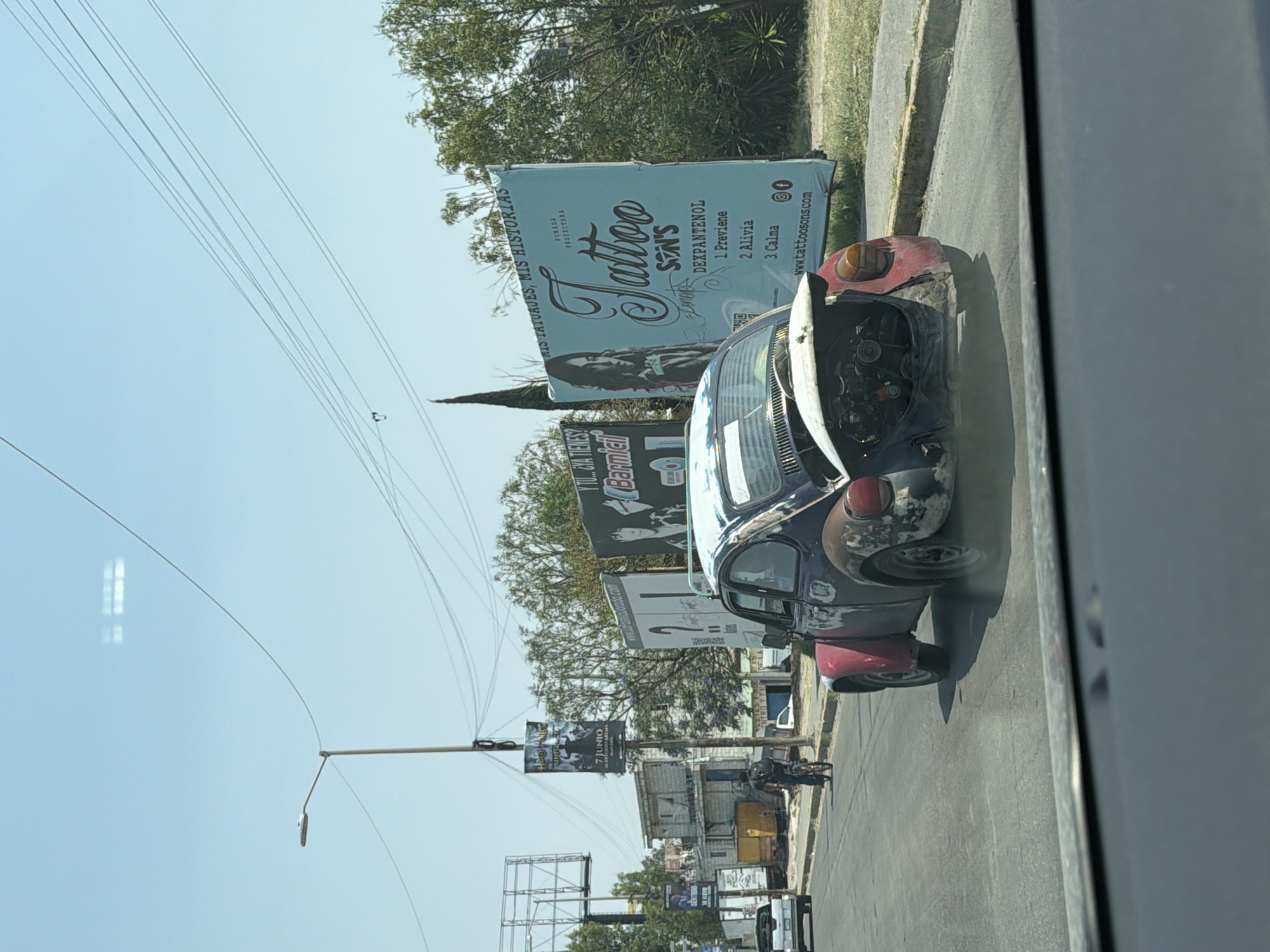 Damaged Volkswagen Beetle breaks down in San Bernardino Tlaxcalancingo