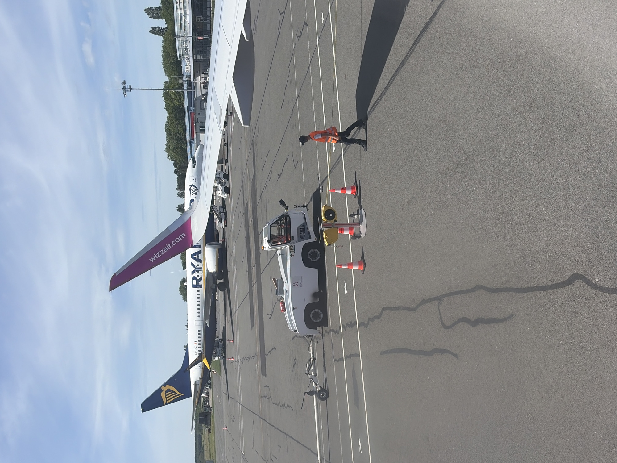 Ground crew services aircraft at Tillé airport