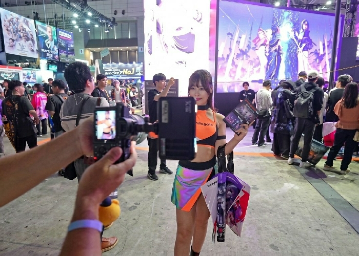 Woman photographed smiling at exhibition hall in Chiba, Japan