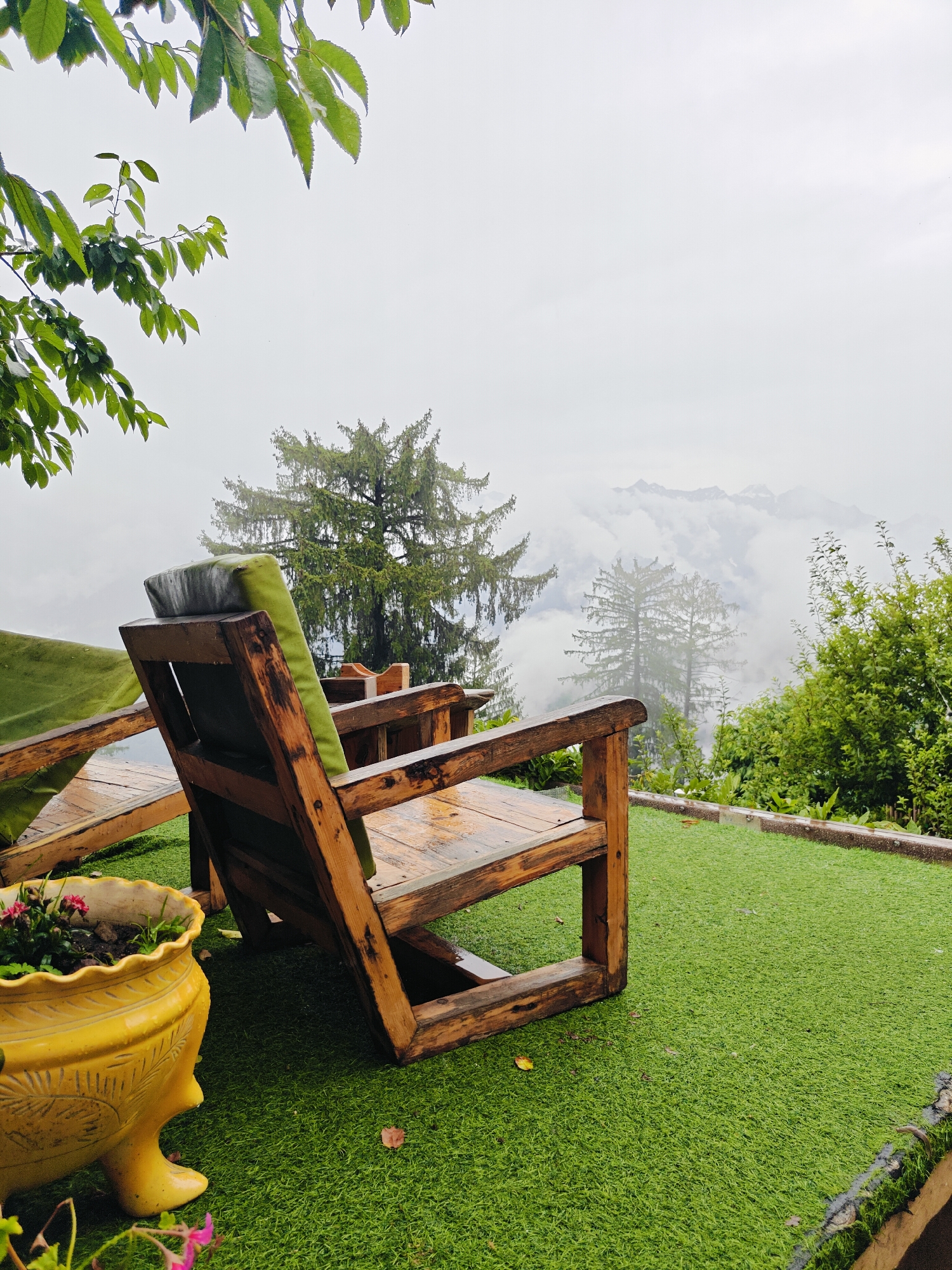 Inside a foggy Himalayan retreat in Prini, India