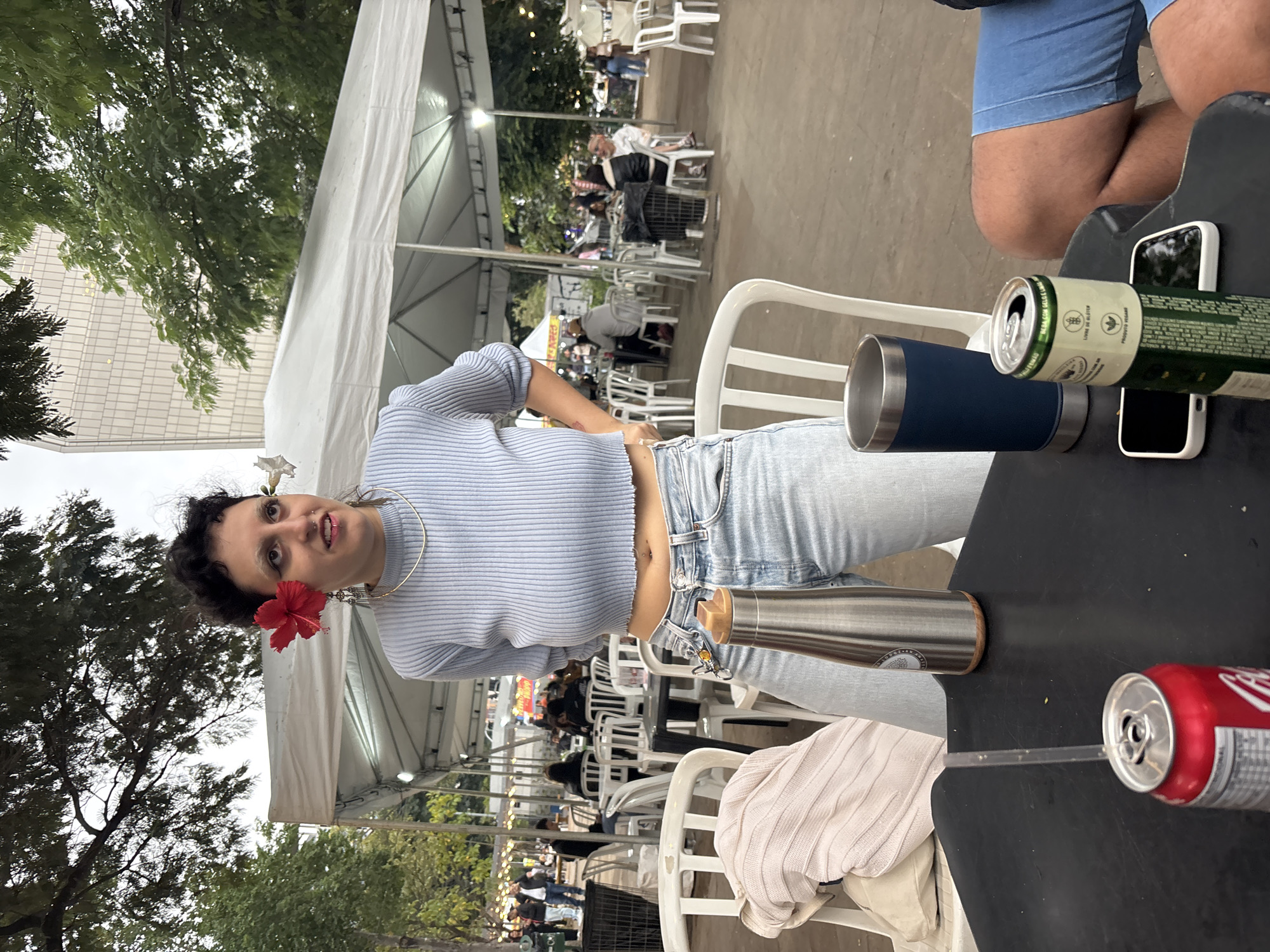 Evening outdoor dining gathering in São Paulo draws locals