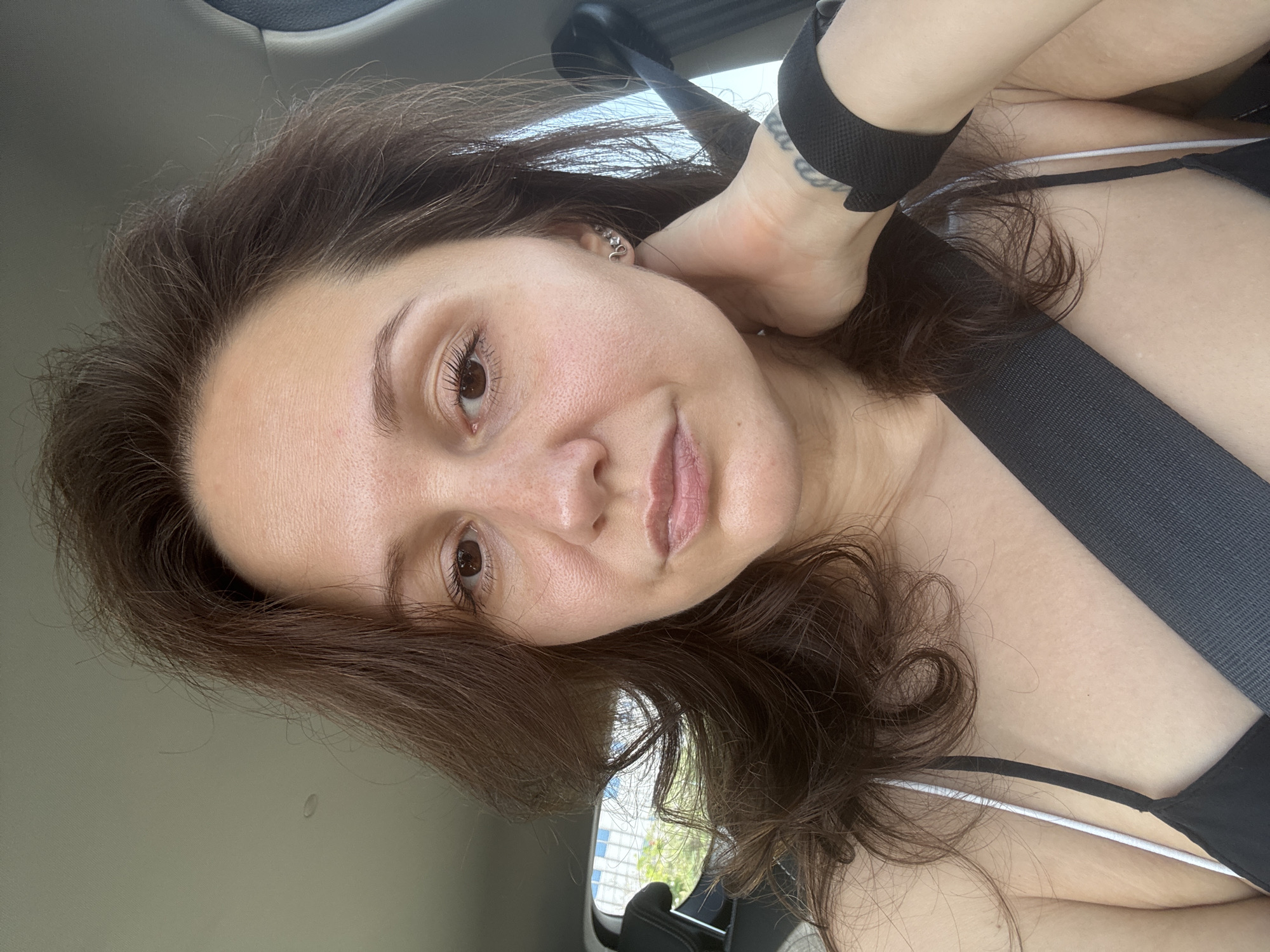 Woman observed in car wearing seatbelt in Dubai