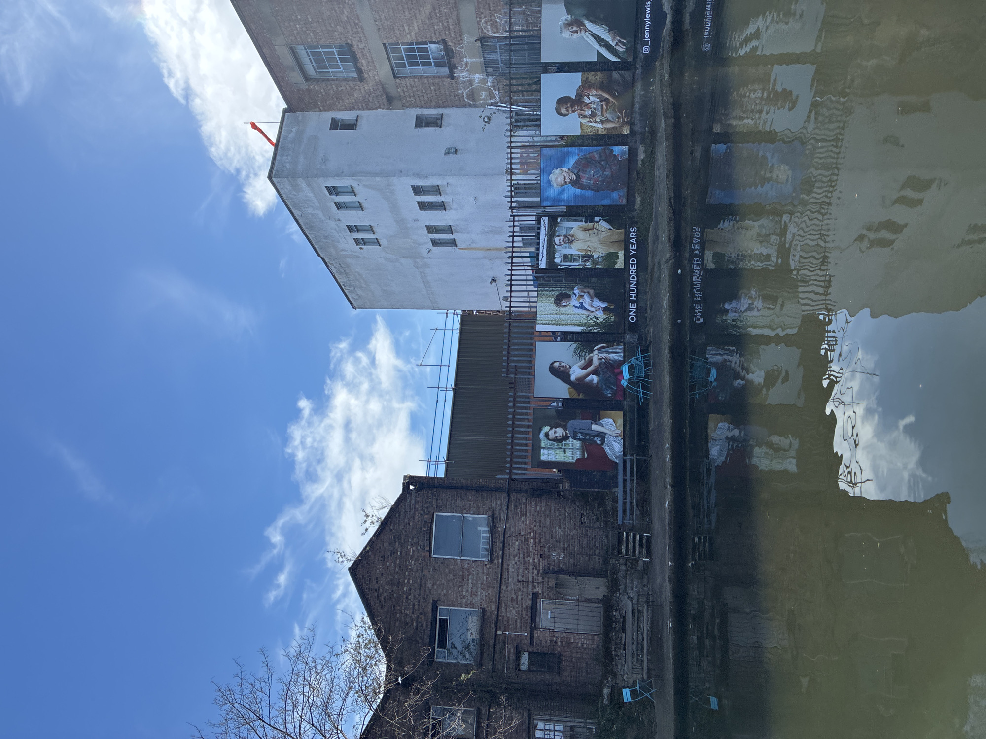 London canal activity documented during afternoon hour