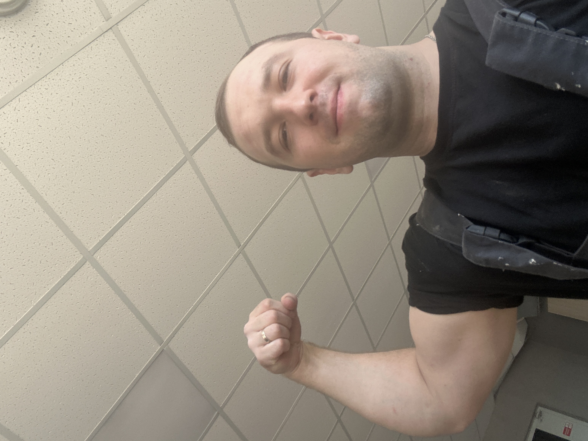 Man takes flexing selfies in Noviy workspace, hashtag images captured