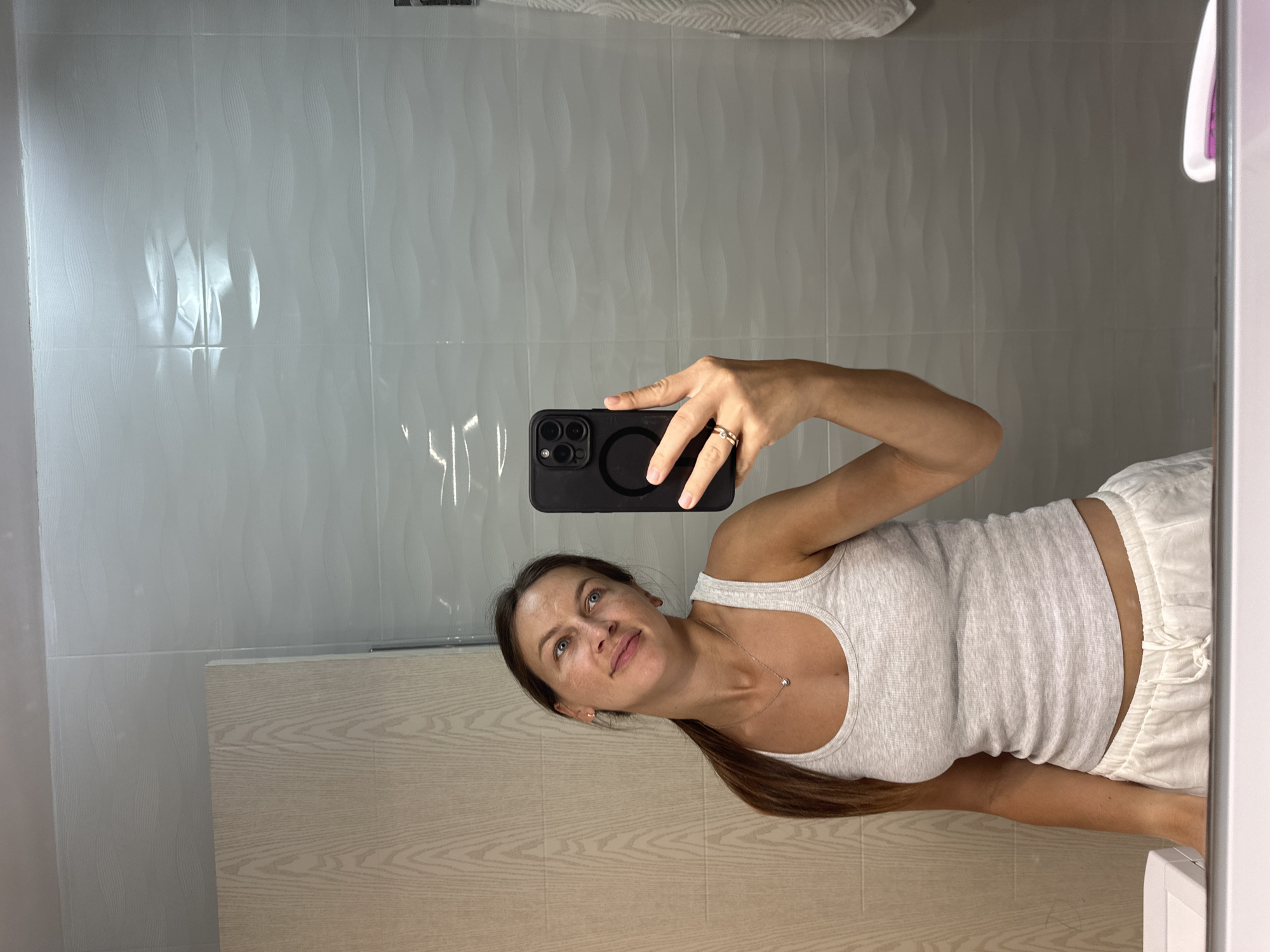 Evening at home in Boreti: mirror selfie and gaming session