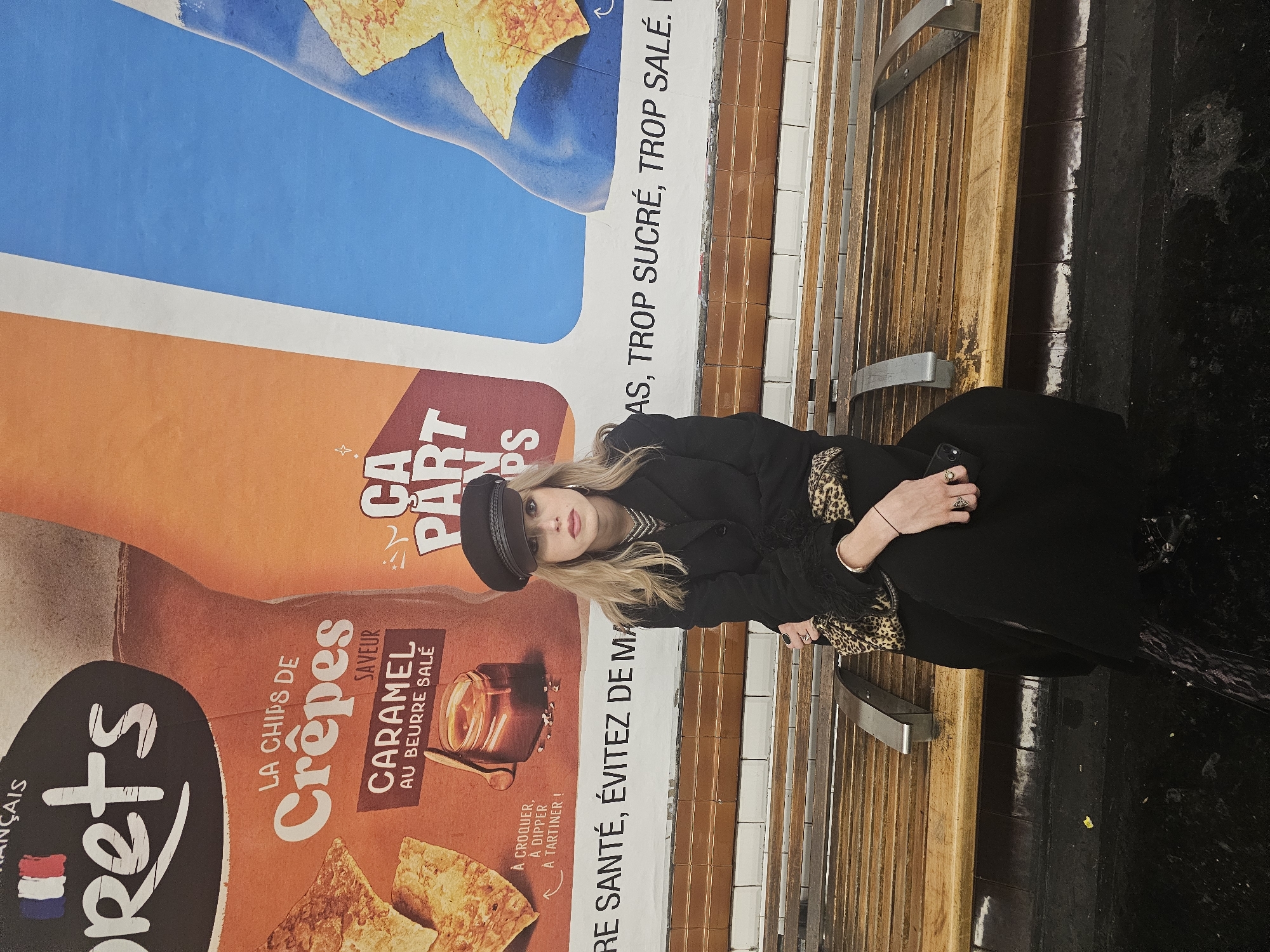 Woman in black coat spotted at Pantin metro station