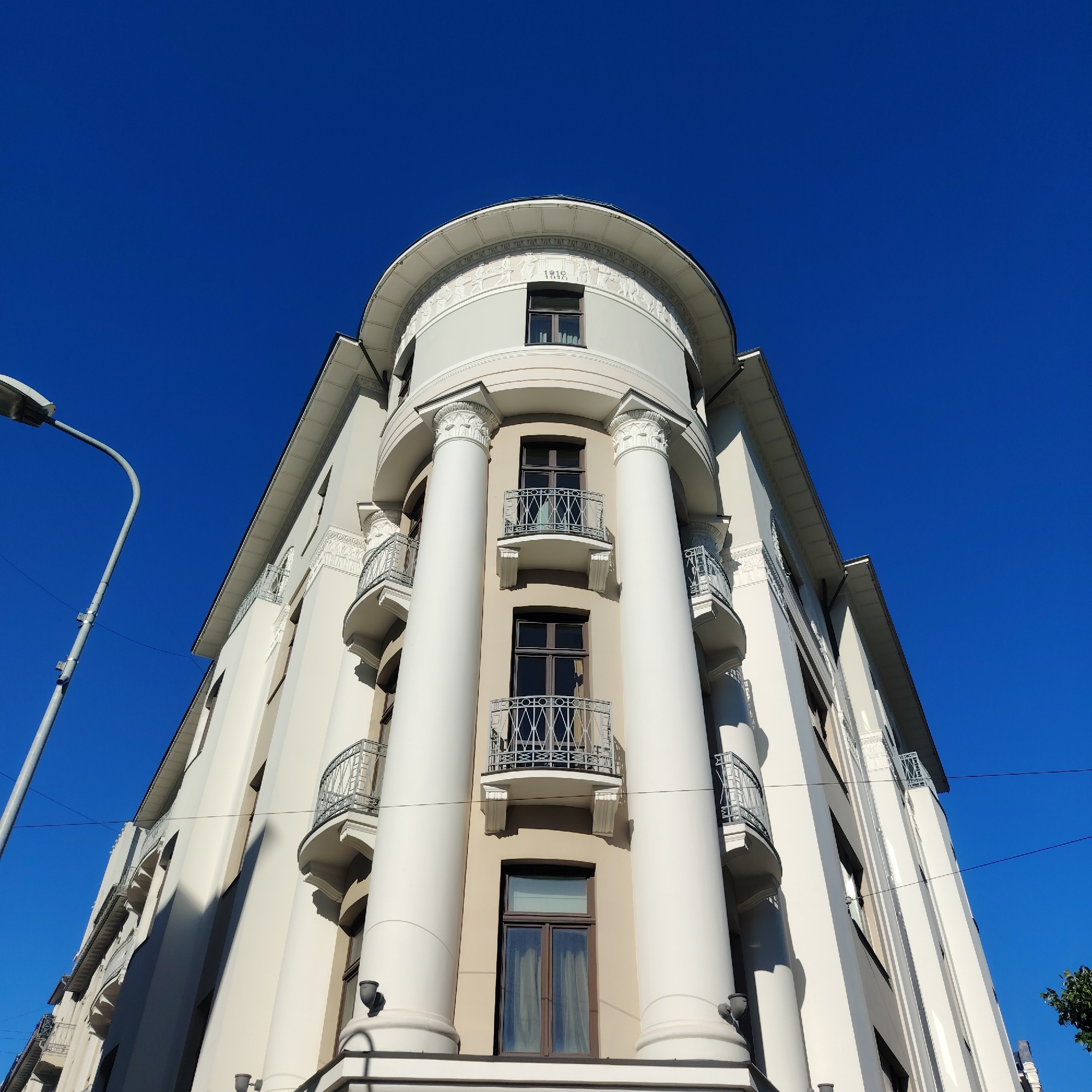 Riga's Art Nouveau architecture and spring blooms documented