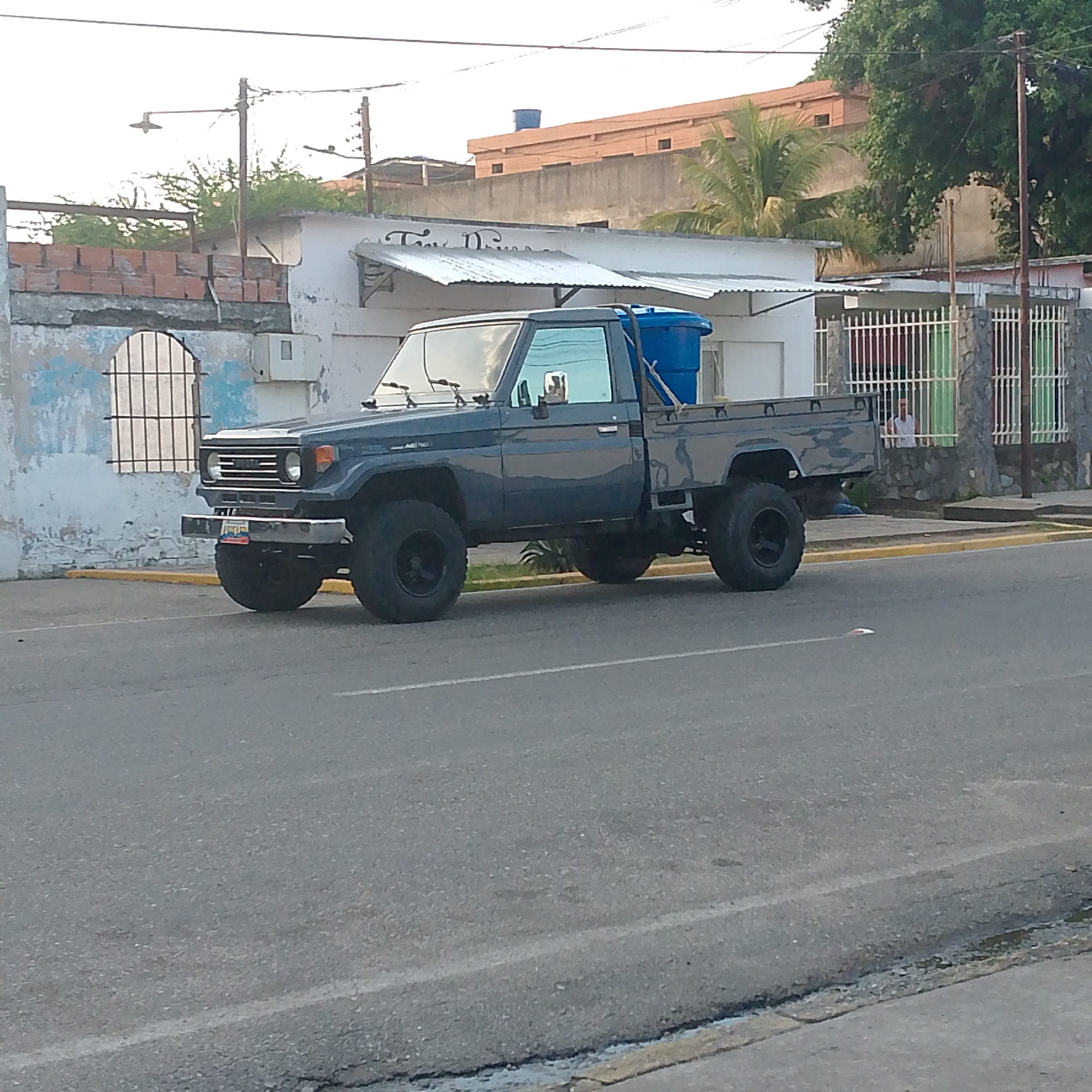 Modified Toyota pickup spotted roadside in Tinaquillo, Venezuela
