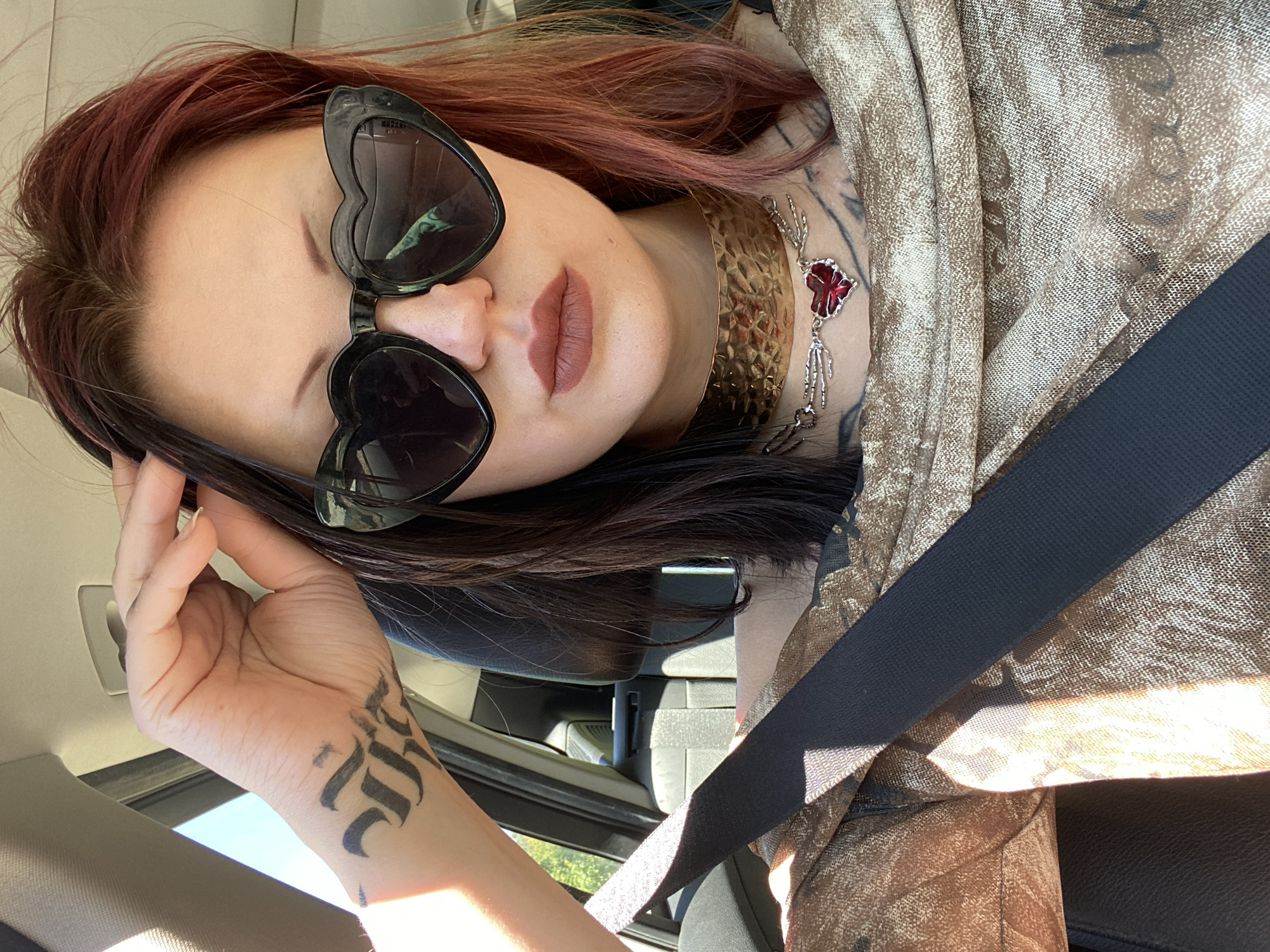 Woman in heart sunglasses, gold choker spotted in Montenegro car