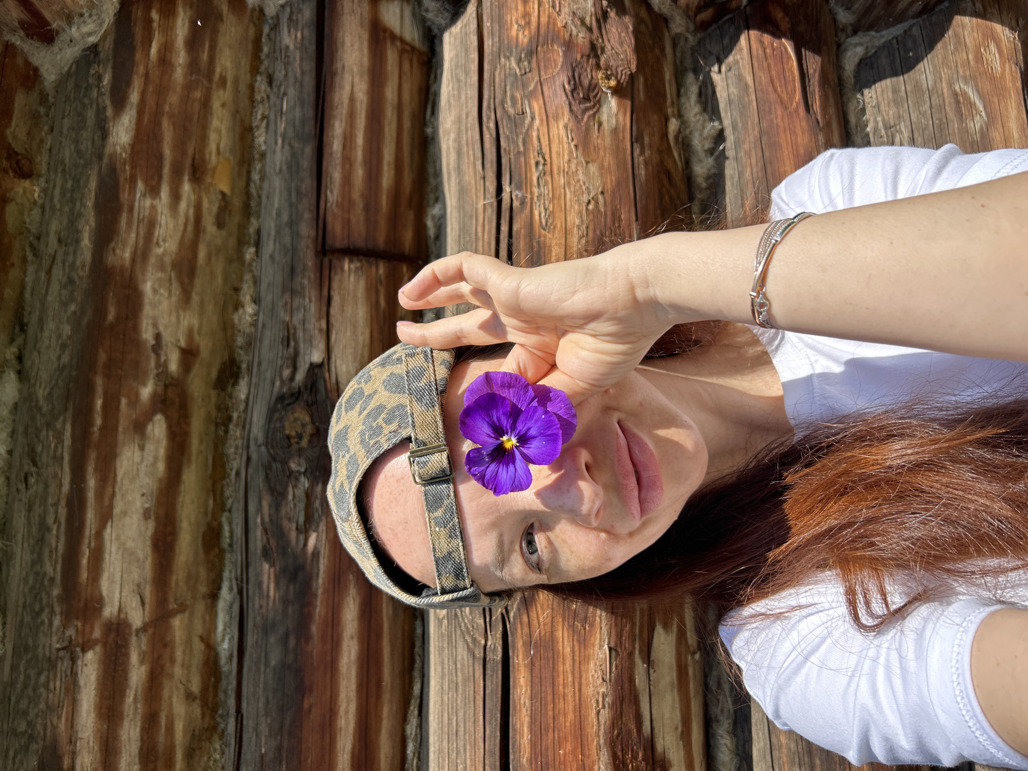 Woman documents flower-filled morning photo session in Chaikovsky, Russia