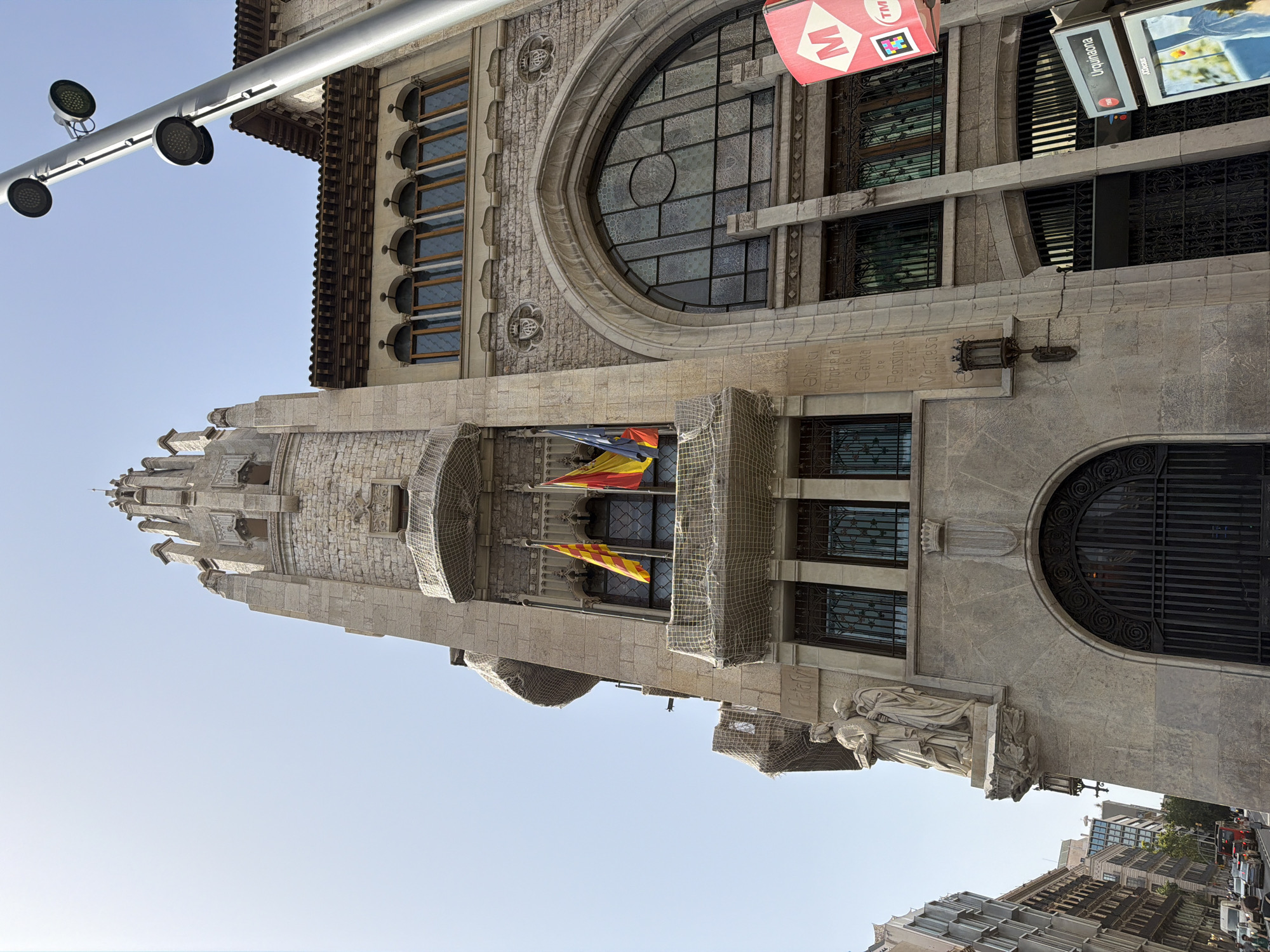 Afternoon street-level tour across Barcelona's Gothic Quarter and Eixample