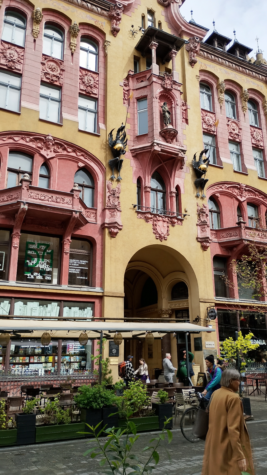 Rainy afternoon walk documented through historic Łódź city center