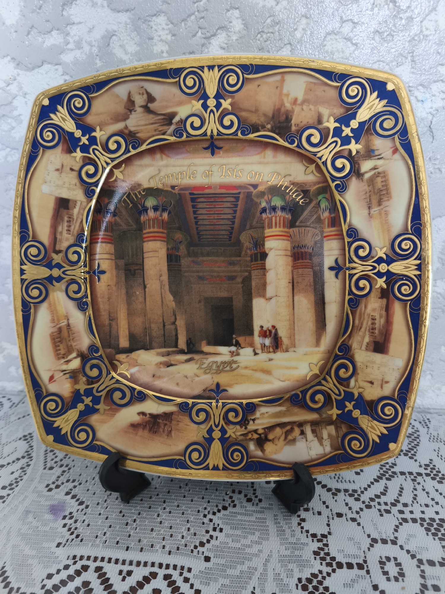 Paintings, decorative plates, and houseplants in Ceadîr-Lunga