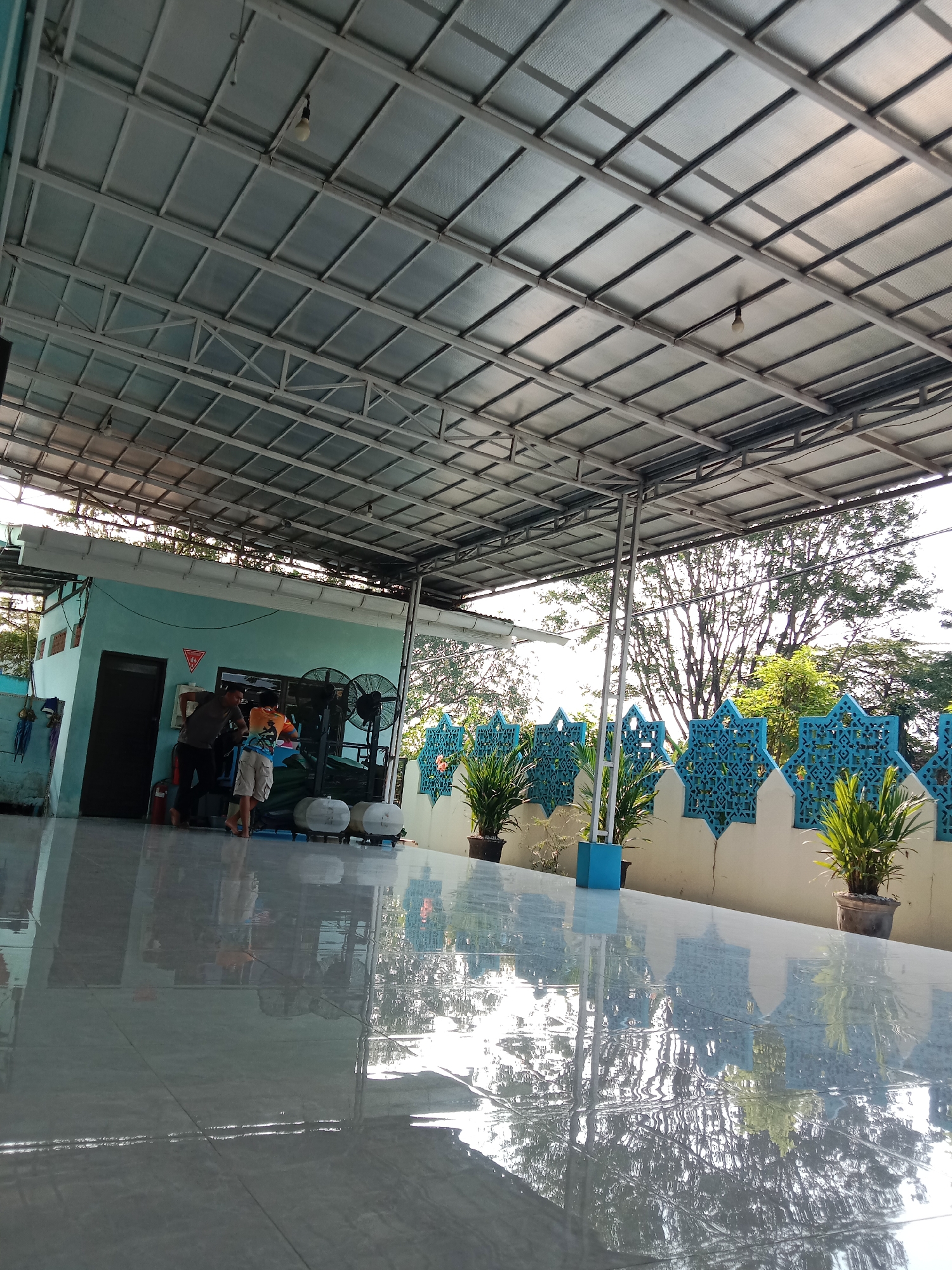 Slow morning around a Semarang café and mosque complex