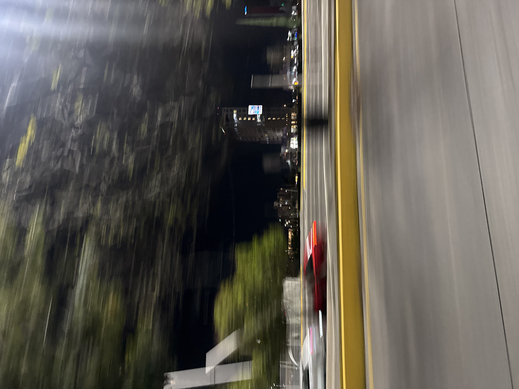 Nighttime vehicle travel documented on Puebla road