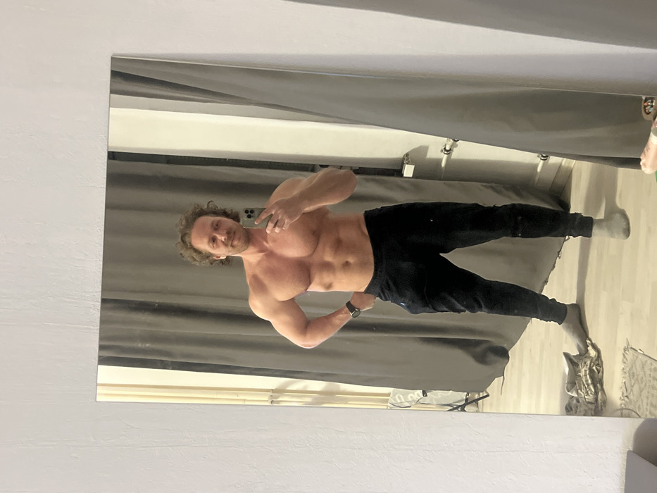 Man documents evening fitness routine in Saint Petersburg apartment