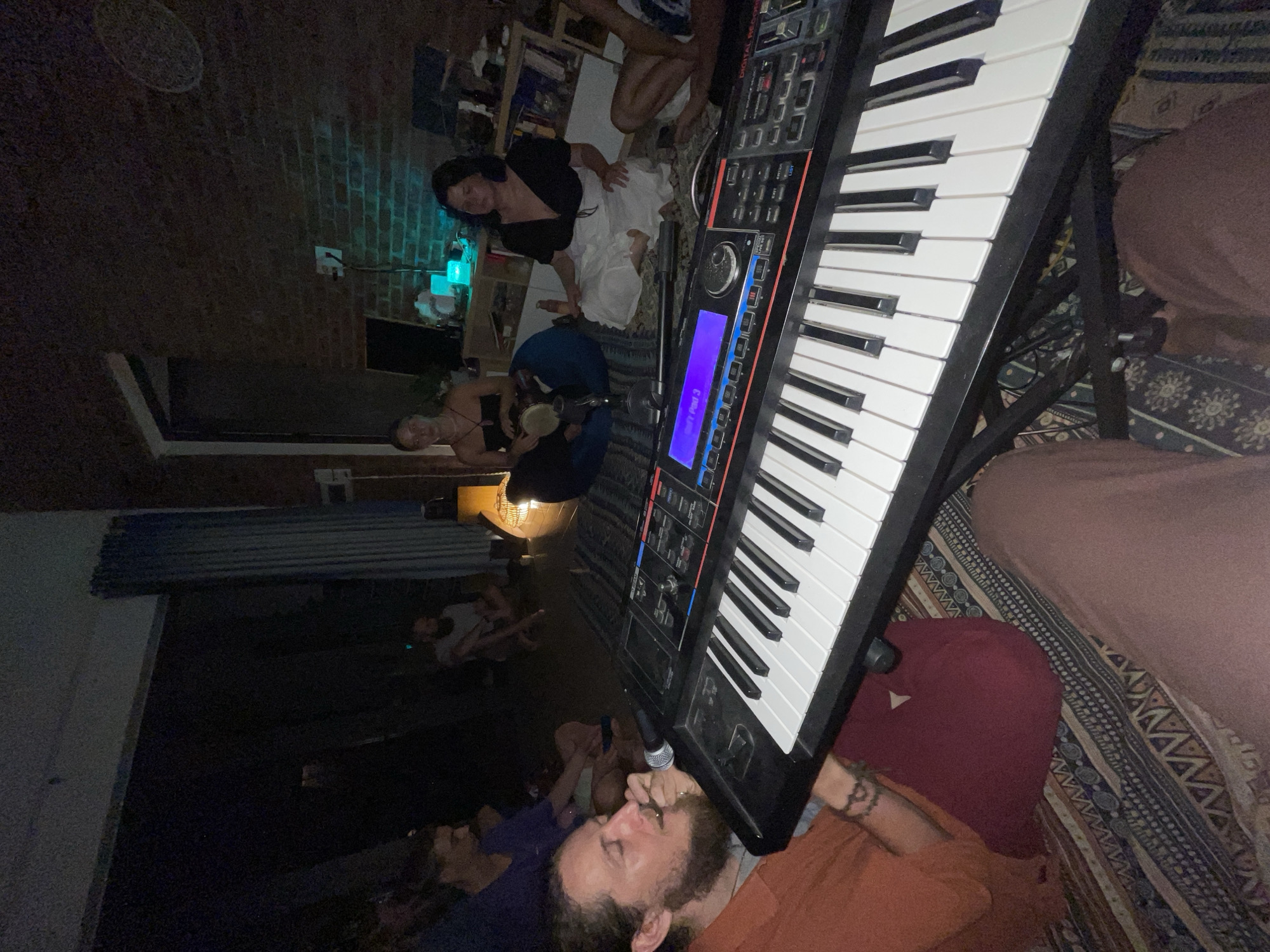 Live keyboard session and street scenes around Đà Nẵng