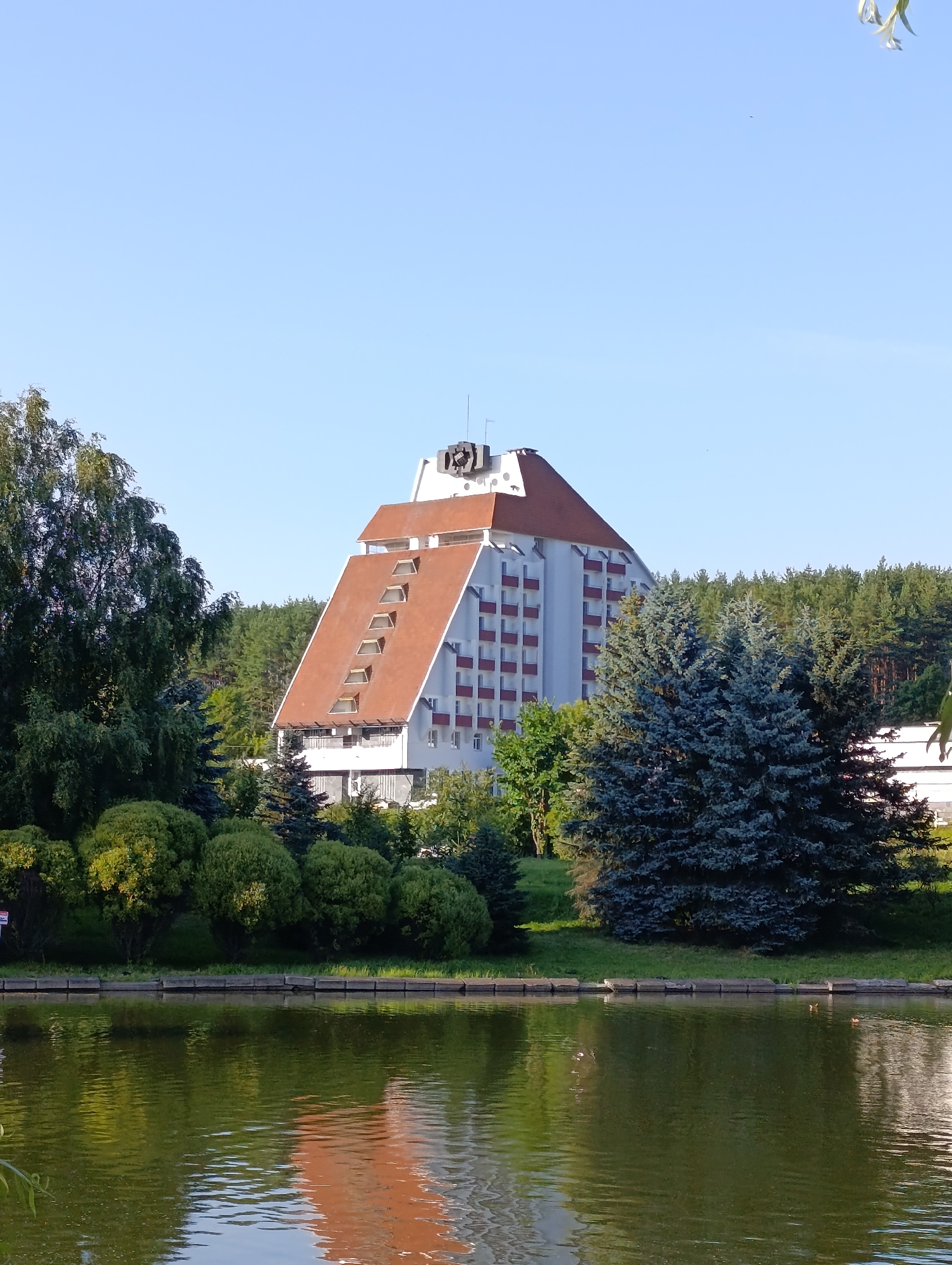 Loshitsa Park, Minsk: waterfall, riverside, and pyramid hotel