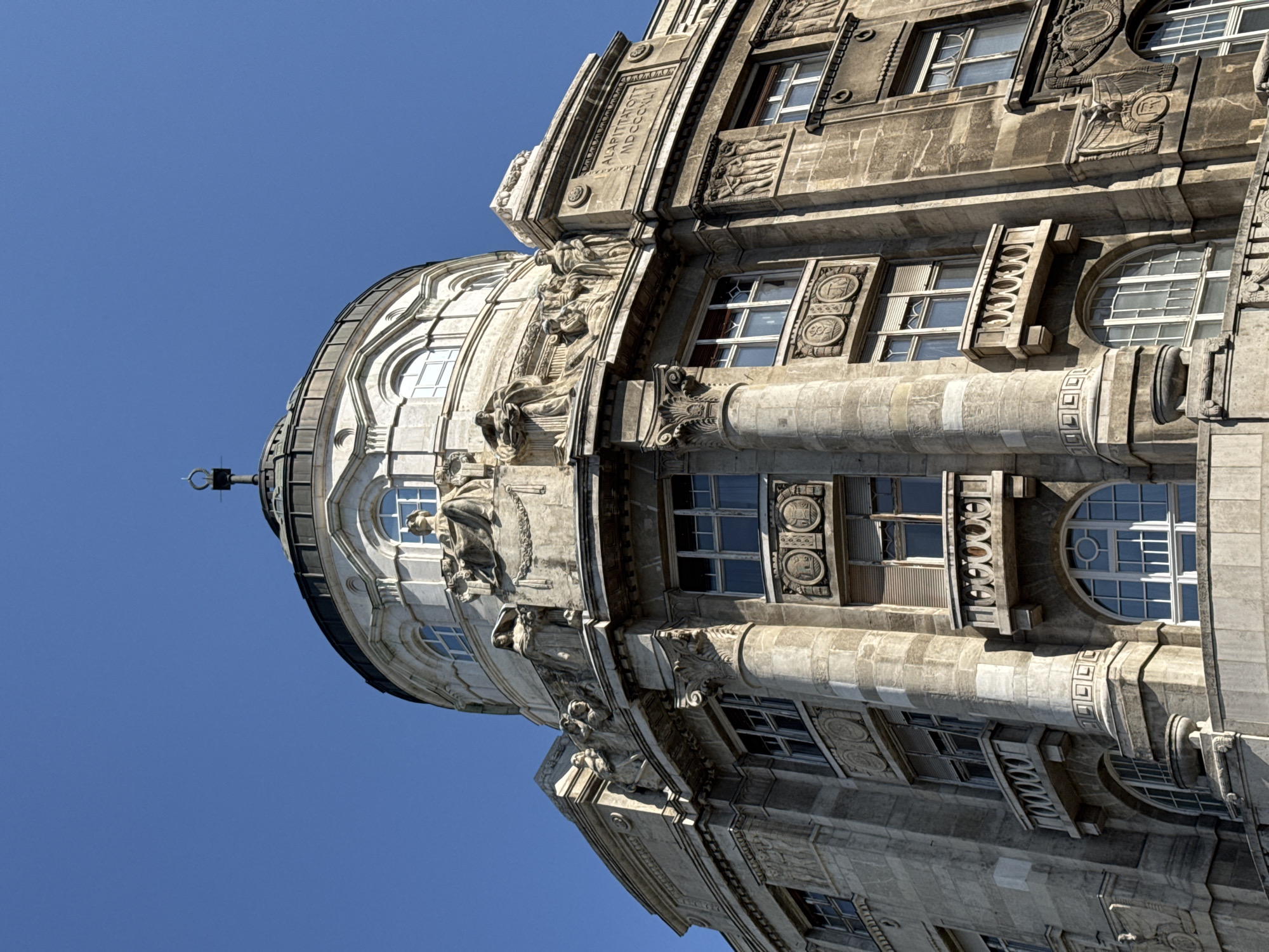 Morning architectural tour documented in central Budapest