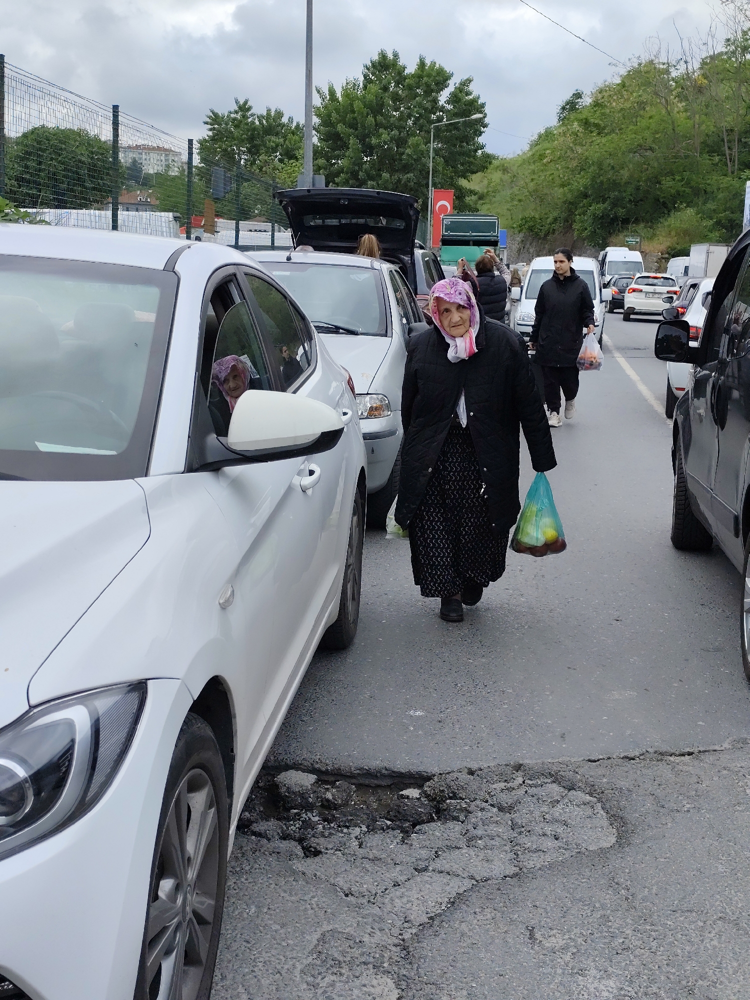 Urban street market operates amid traffic congestion