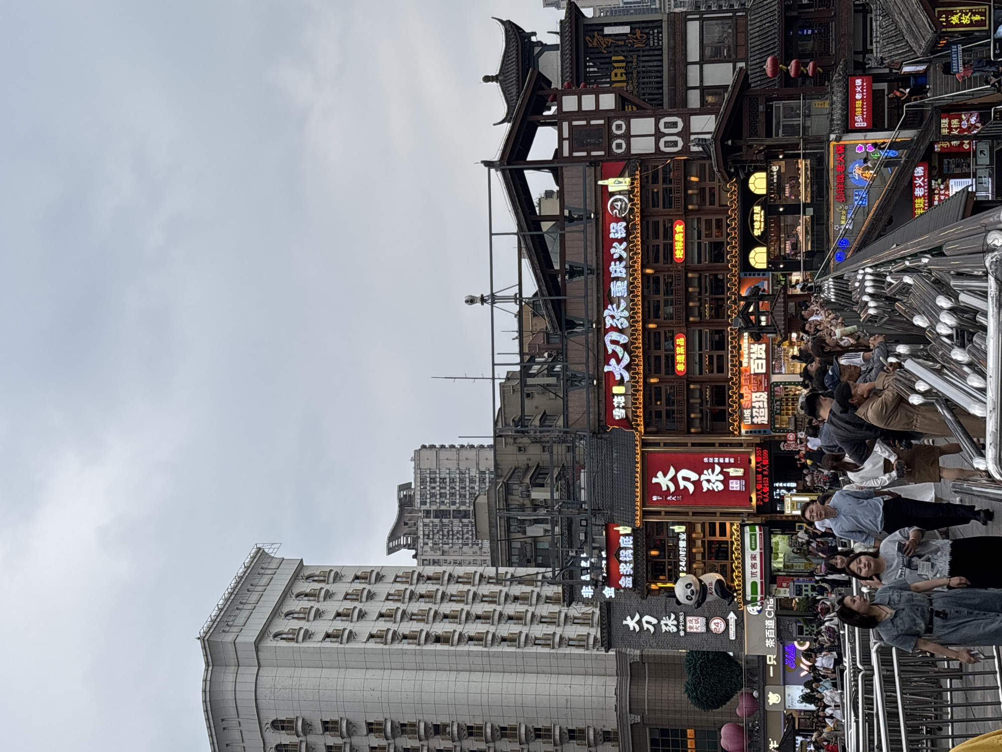 Morning life documented across Chongqing's urban districts