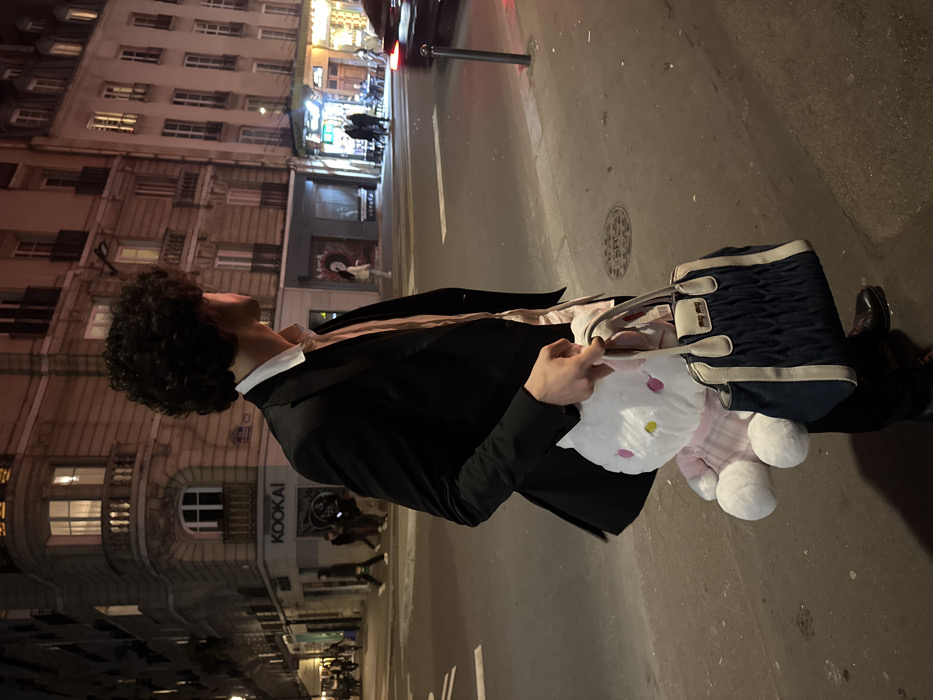 Evening pedestrian activity captured near Paris shopping district