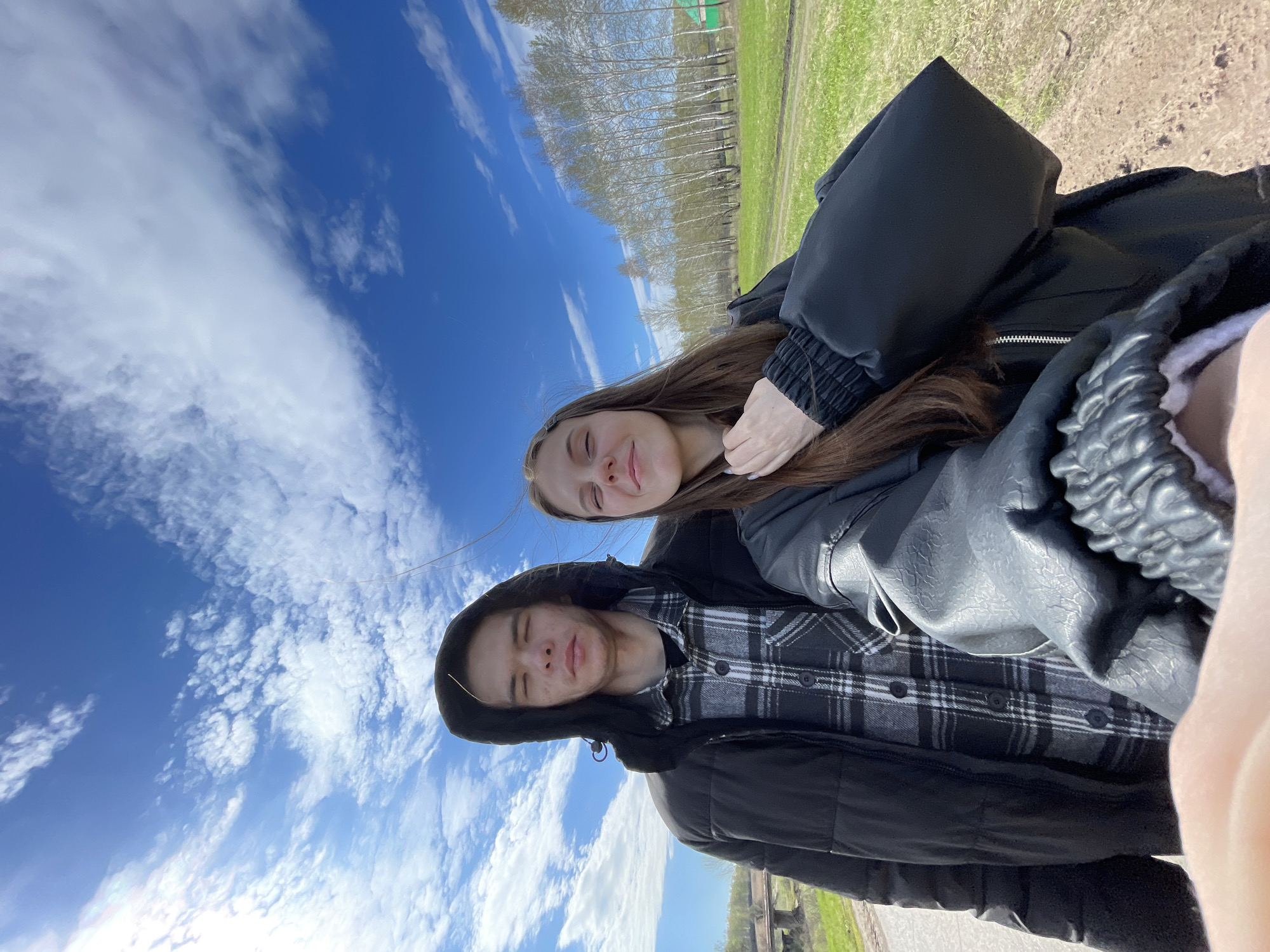 Couple enjoys outdoor time in Ulukulevo park area