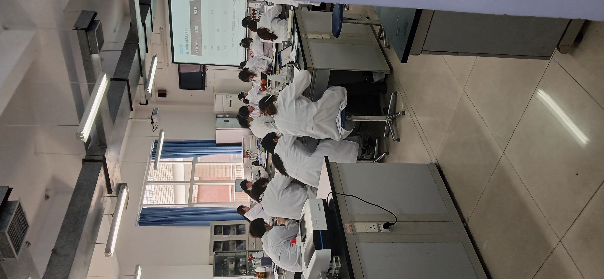 Students conduct lab experiments in Chongqing High-tech Zone