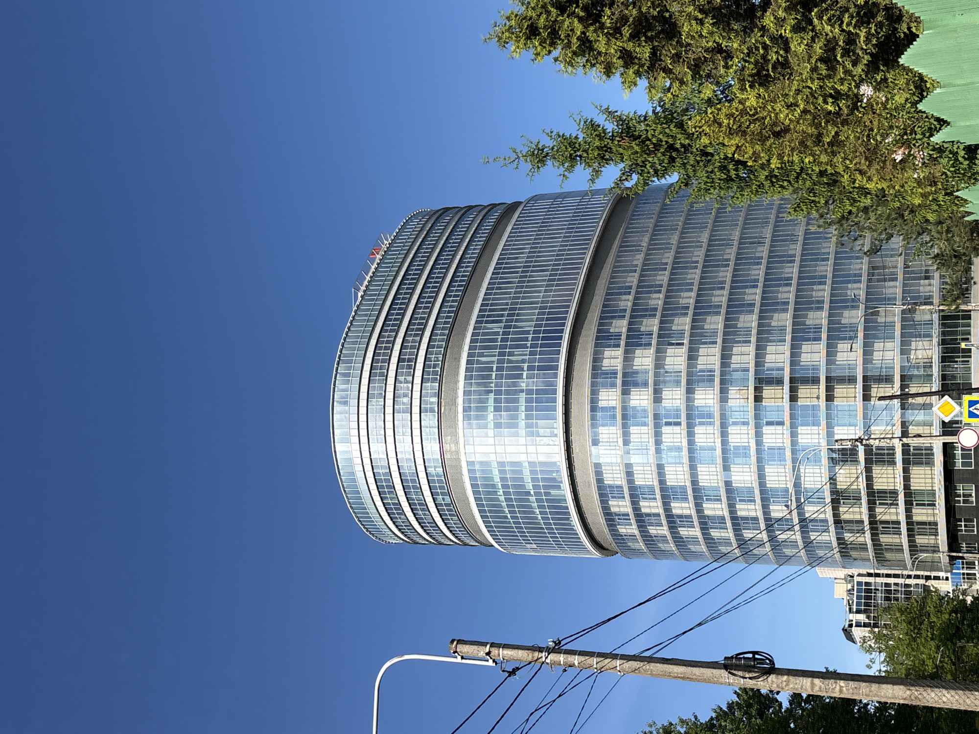 Witness documents Russian urban architecture under clear skies