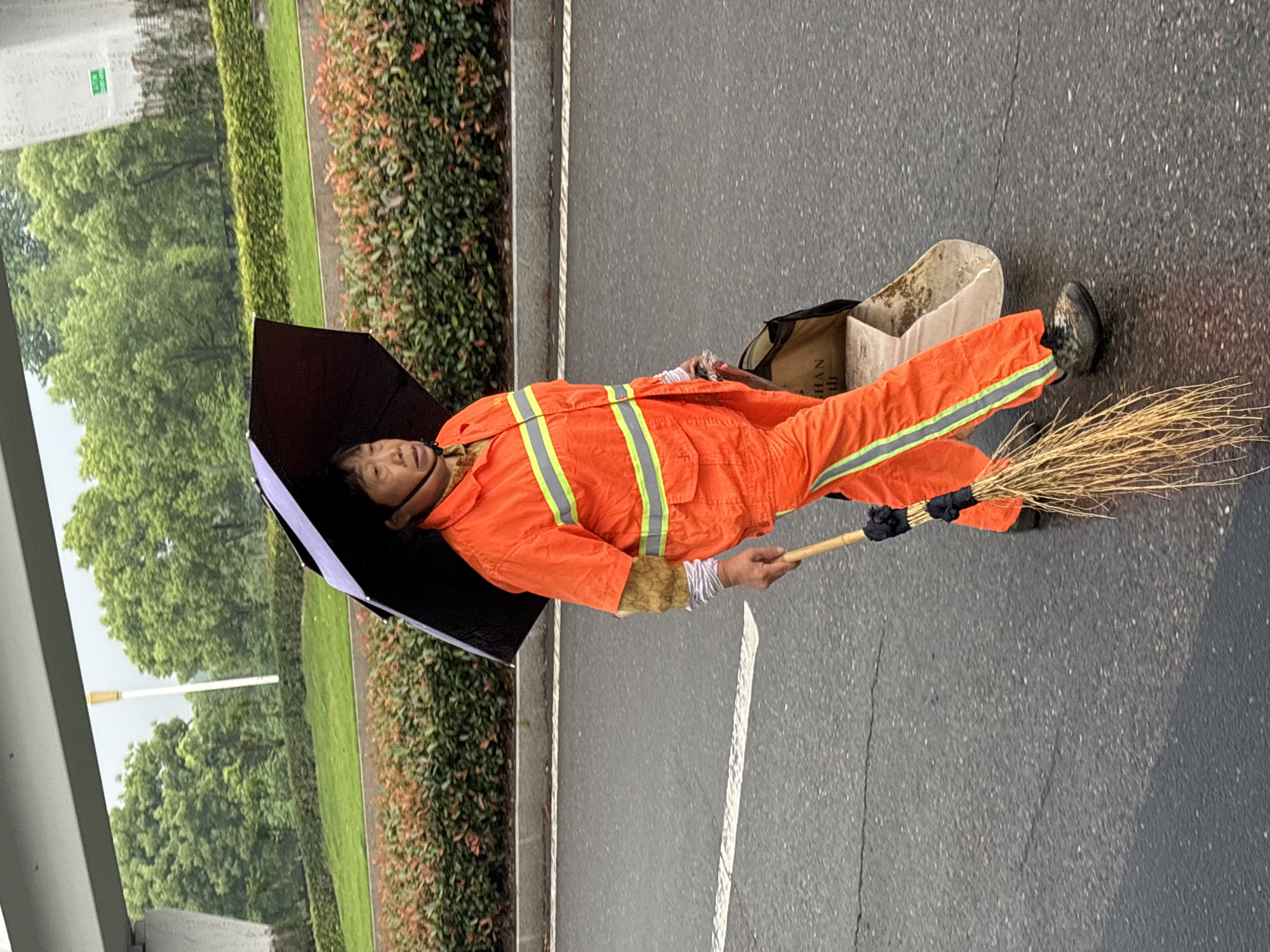 Night street cleaning operations continue in Jiangjin, China