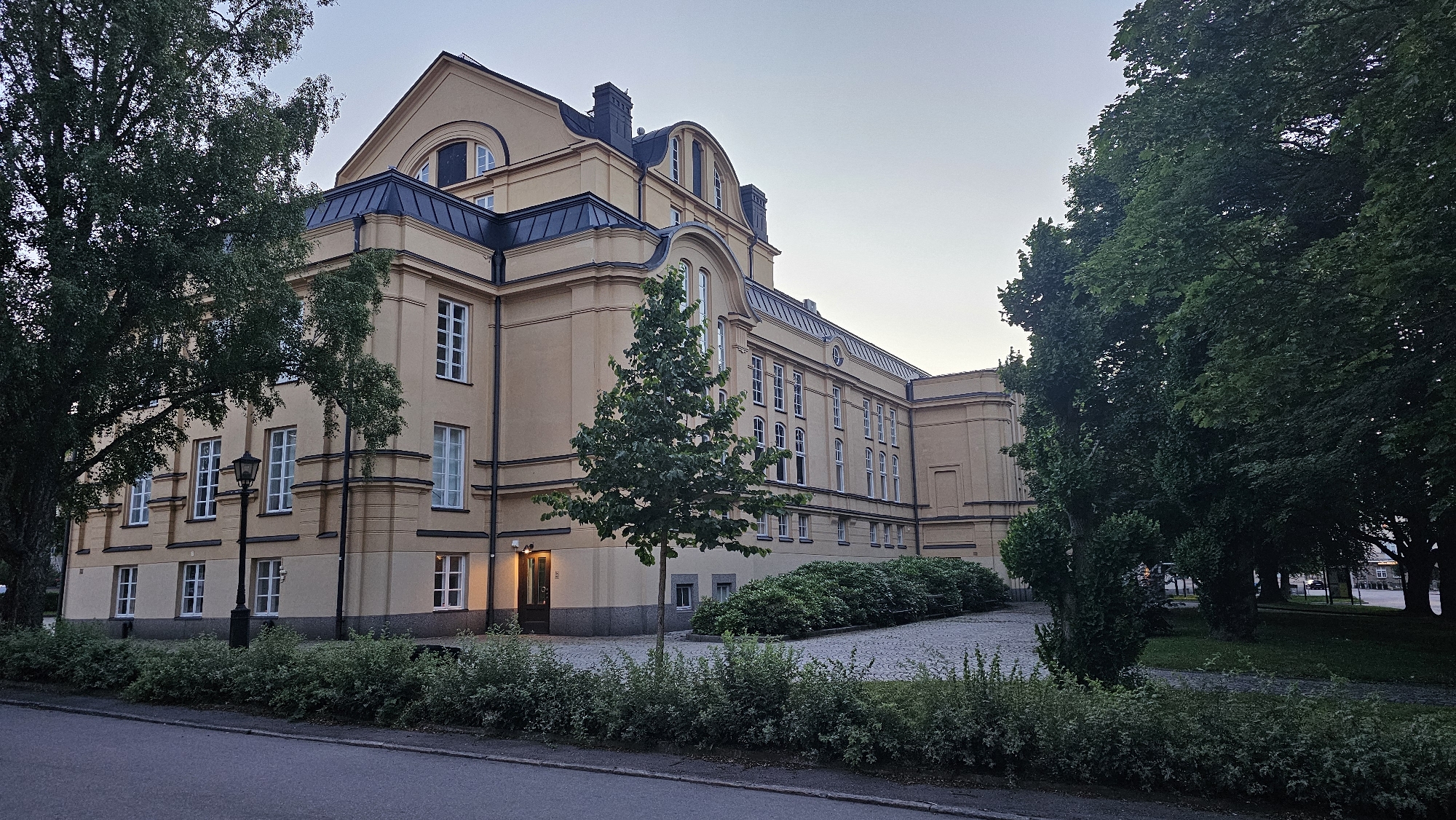 Evening stroll through Linköping's streets, parks, and historic buildings