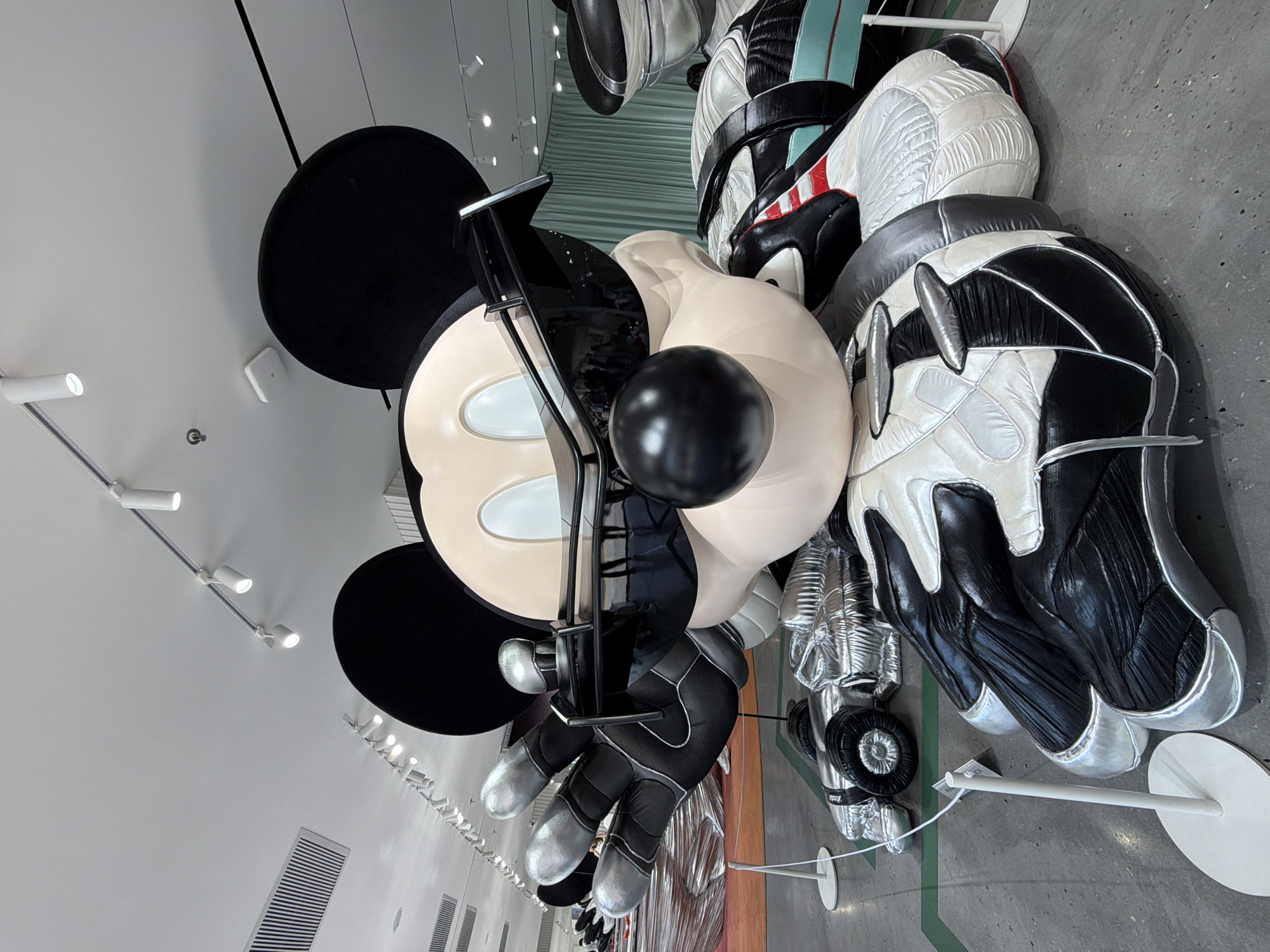 Art exhibition draws visitors to Jing'an District installations