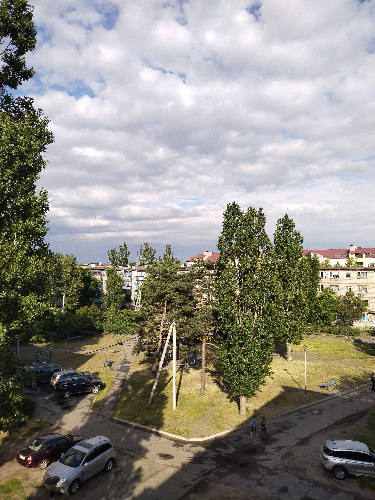 Quiet afternoon documented in Horishni Plavni through nature and daily life