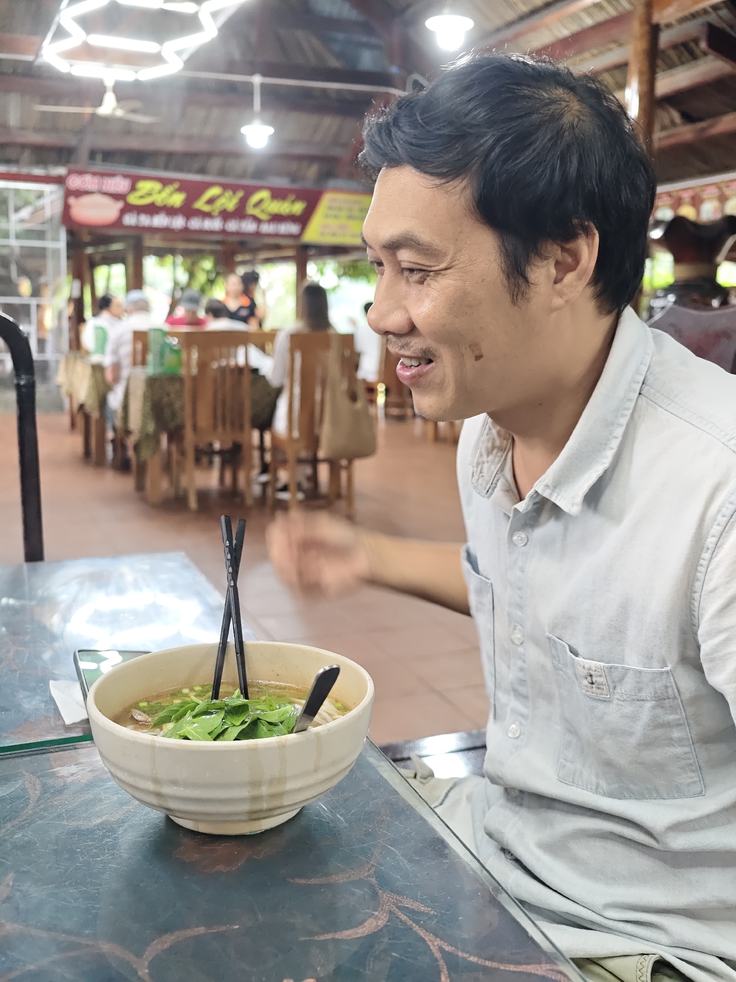 Dinner service in full swing at a Nam Khanh Vinh restaurant
