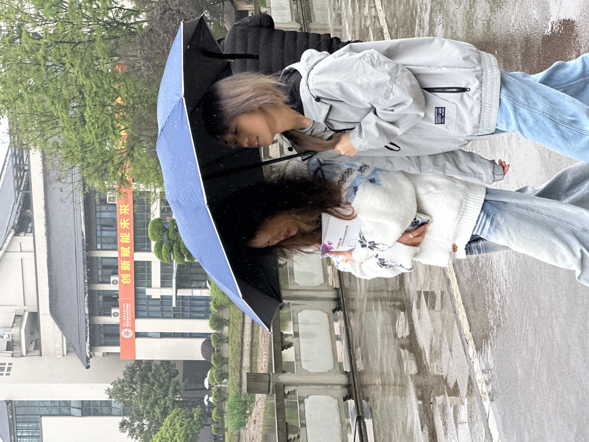Rainy night brings umbrella-carrying pedestrians to Jiangjin streets