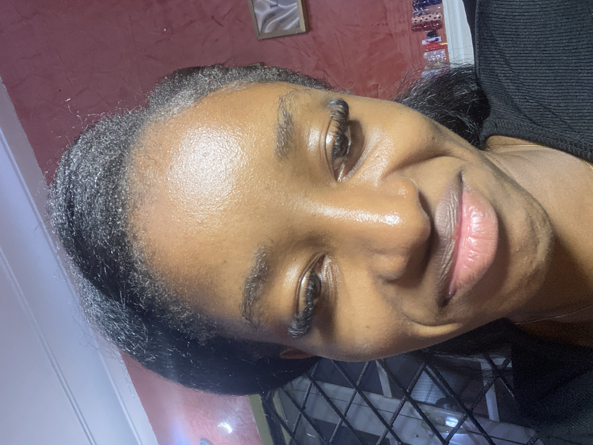 Woman documents nail session with selfies in Jos, Nigeria