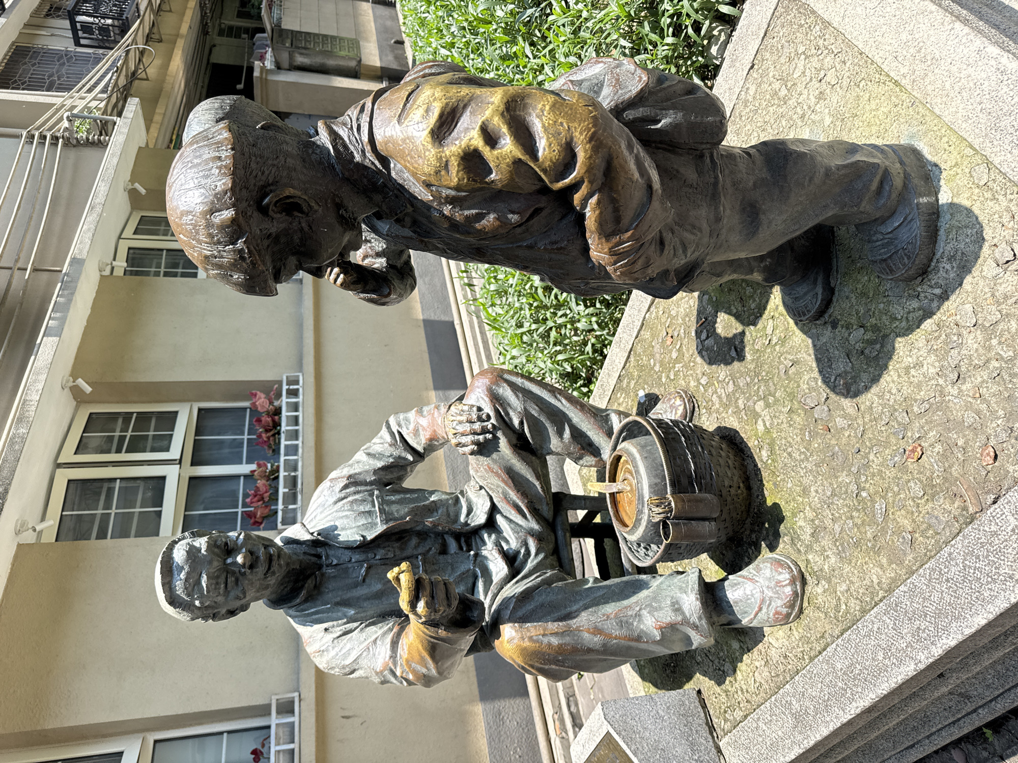 Bronze statue park attracts morning visitors in Guangzhou