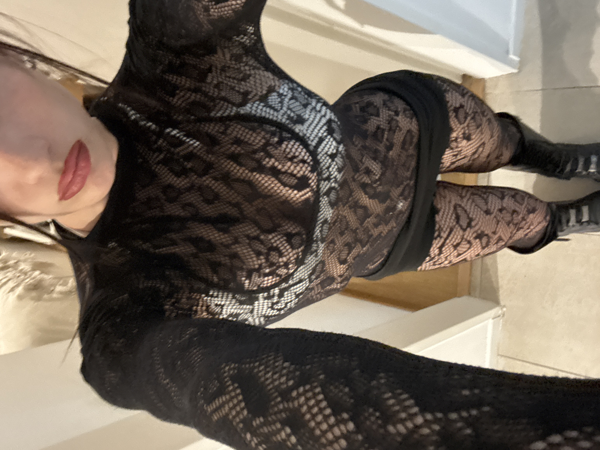 Woman in black outfit poses indoors in Buenos Aires