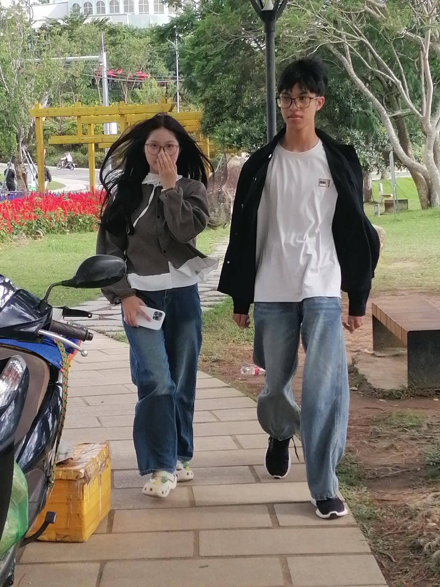 Outdoor souvenir or print service setup at a Da Lat landmark