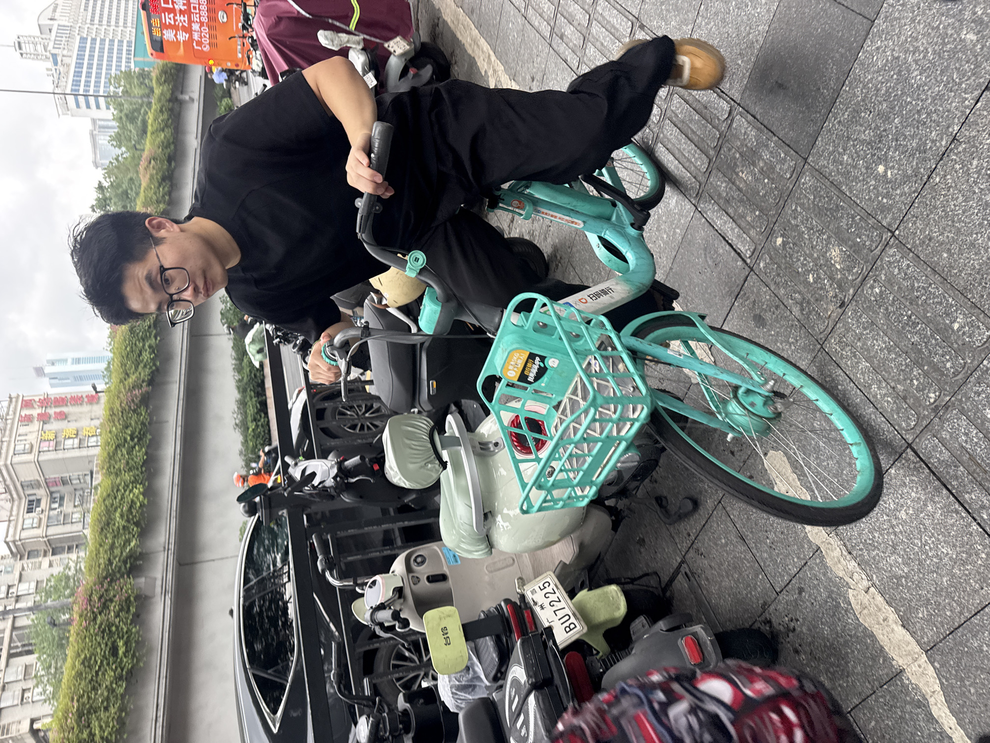 Morning commuters use bikes, scooters in Tianhe District