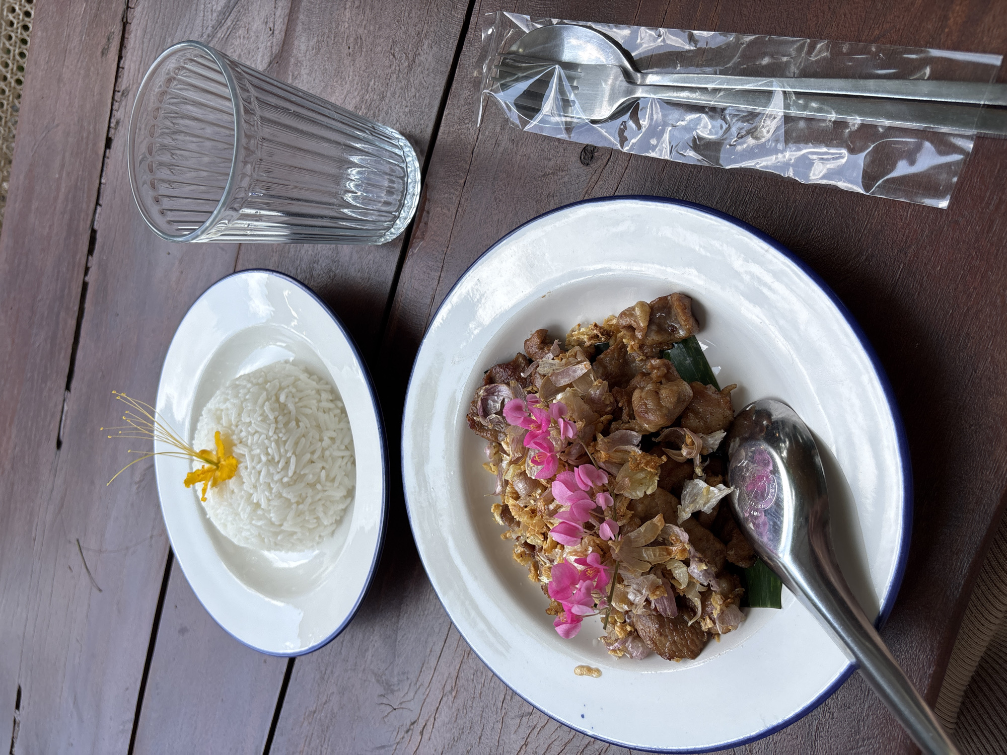 Diner documents traditional Thai meal at Michelin-recognized Si Sunthon restaurant