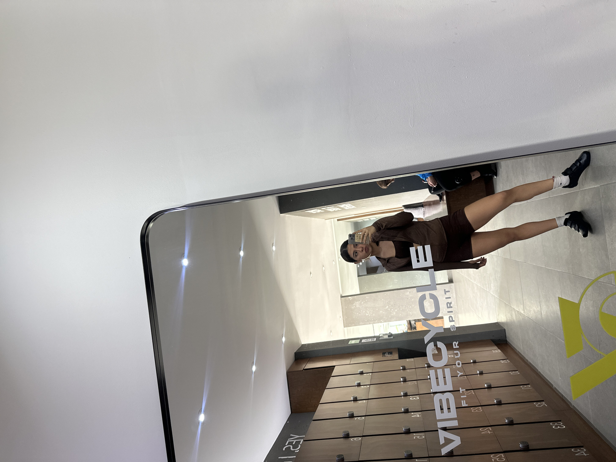 Gym-goer documents workout session with mirror selfies in Mexico