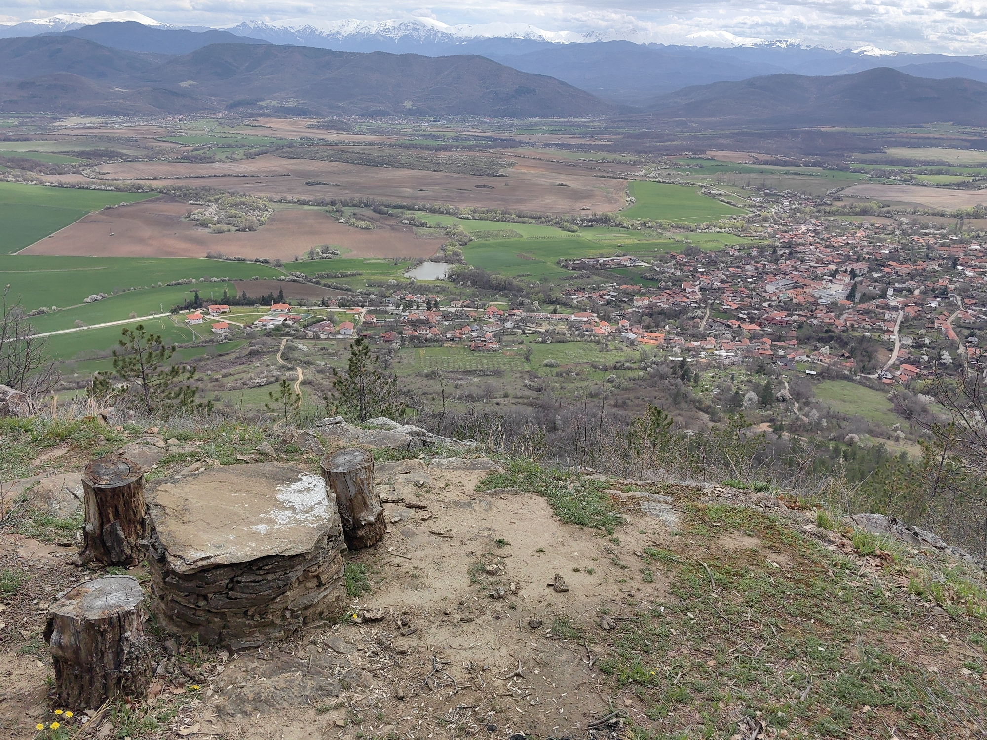 Observer documents rural landscape views near Vrabevo, Bulgaria