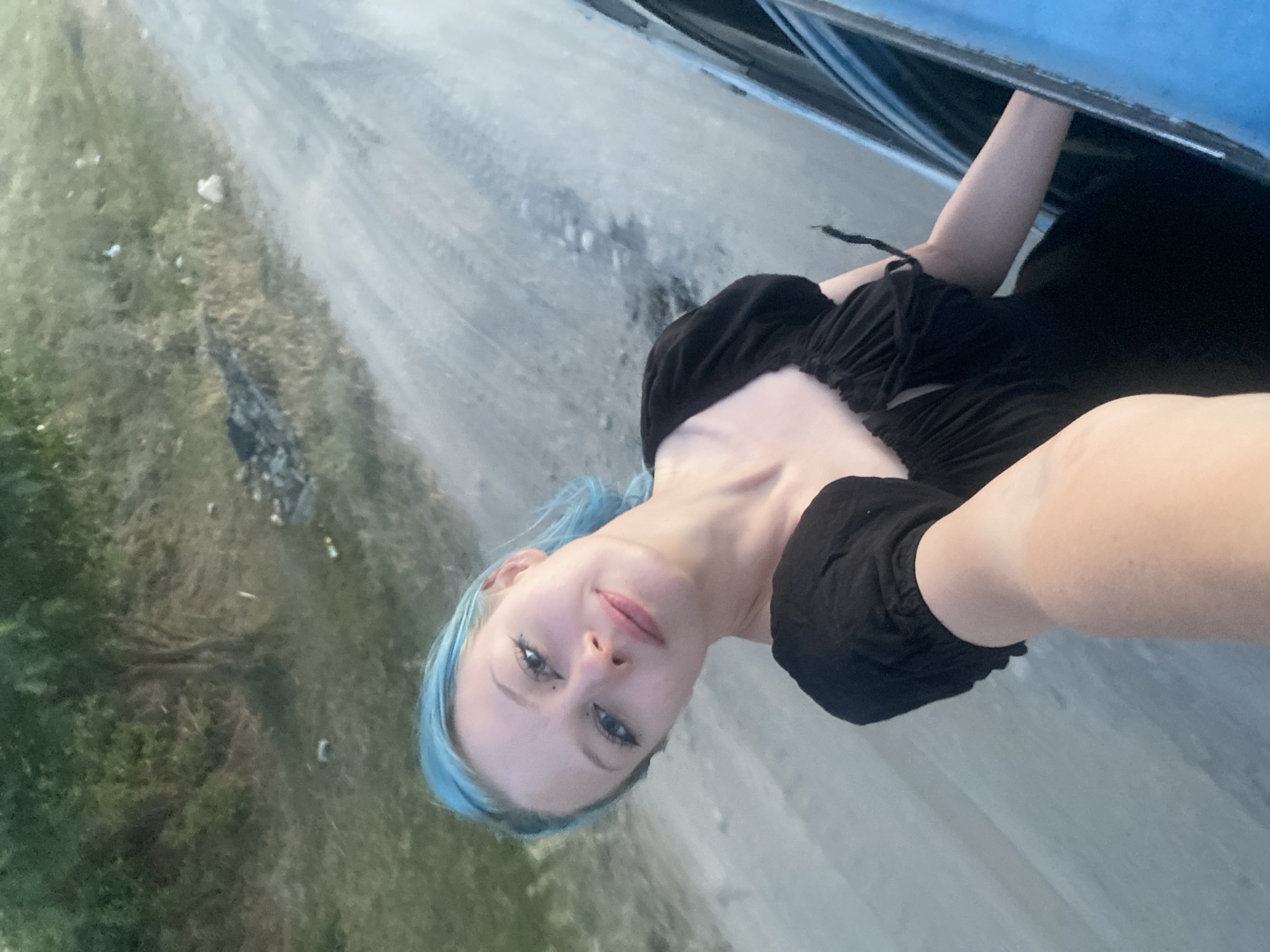 Blue hair, blue sky, blue car — quick photo session in Milyanfan