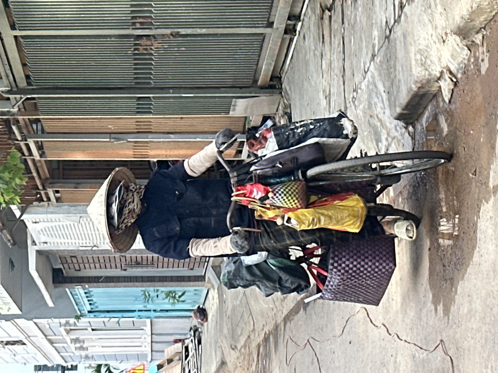 Morning street activity in Đà Nẵng — bicycle hauler and Grab rider