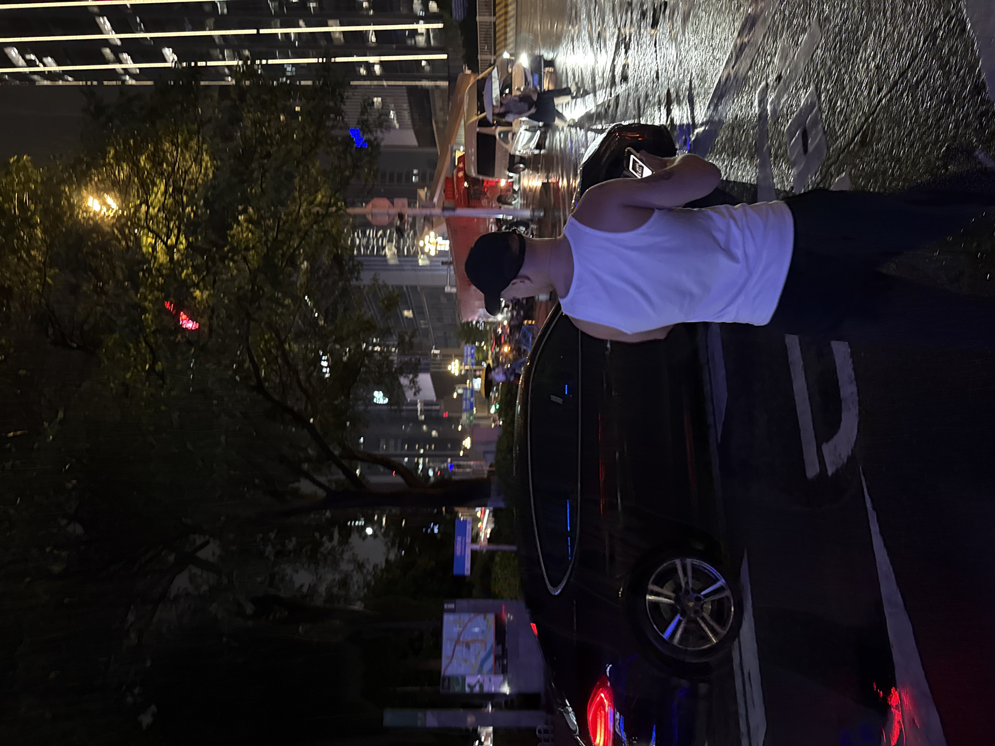 Man documents rainy night walk through Guangzhou's Tianhe District