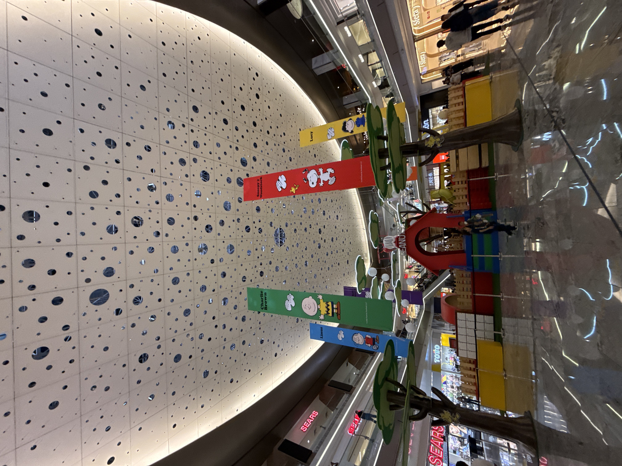 Evening mall visit in Mexico City with Peanuts display and pizza
