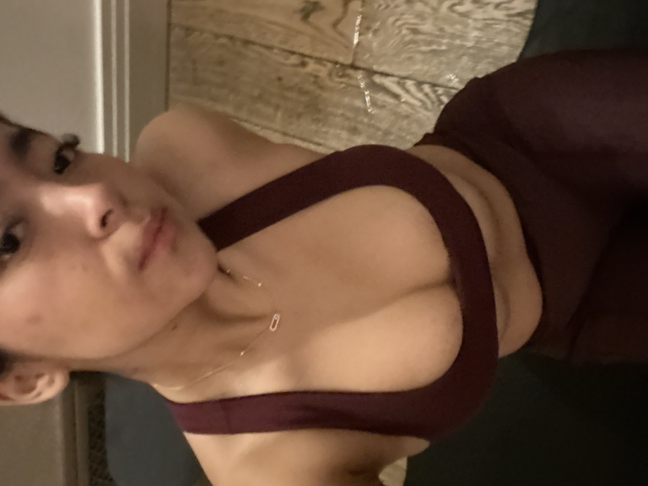 Paris apartment fitness session documented in seven photographs