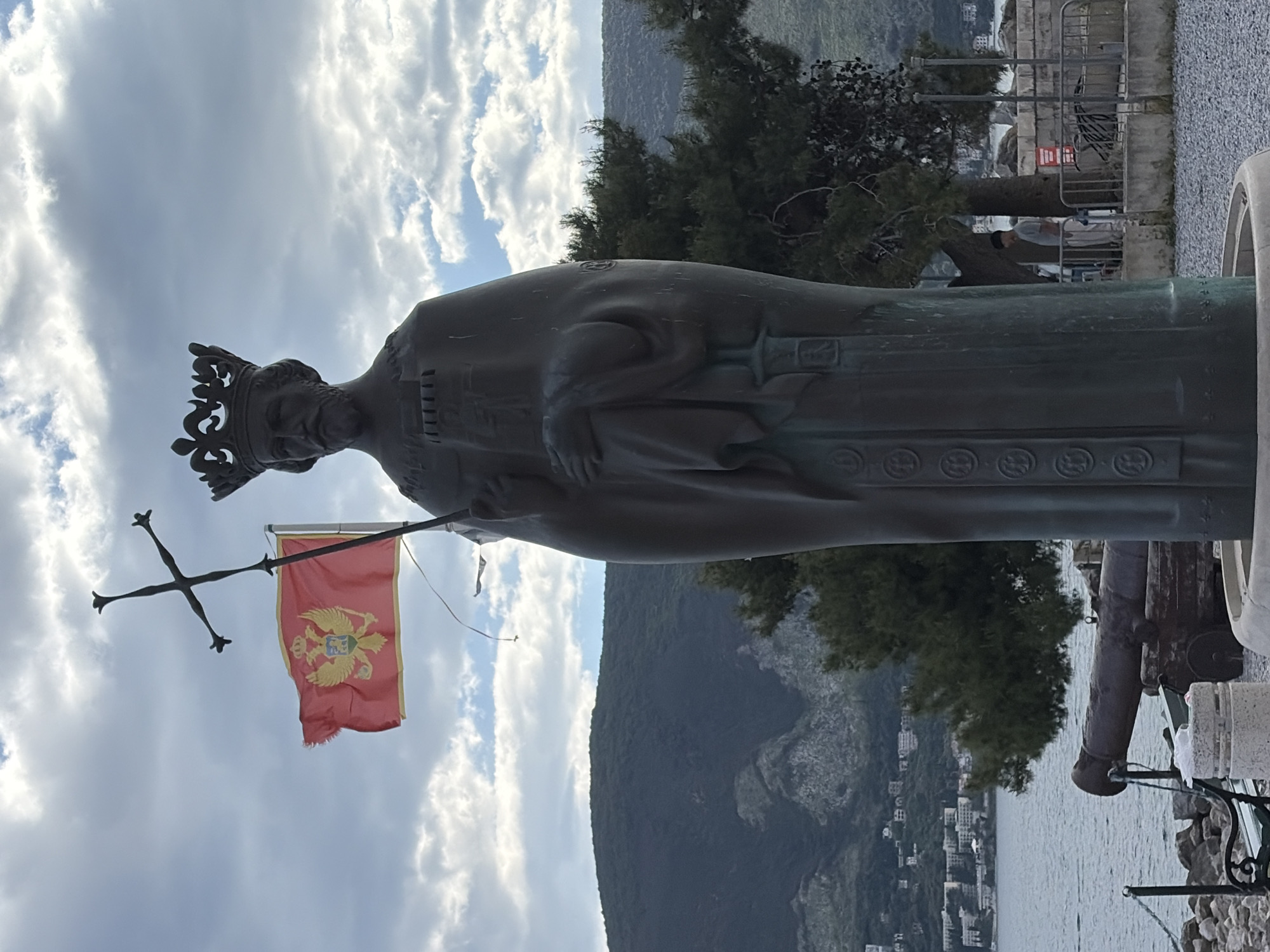 Bronze royal statue with Montenegrin flag spotted in Herceg Novi